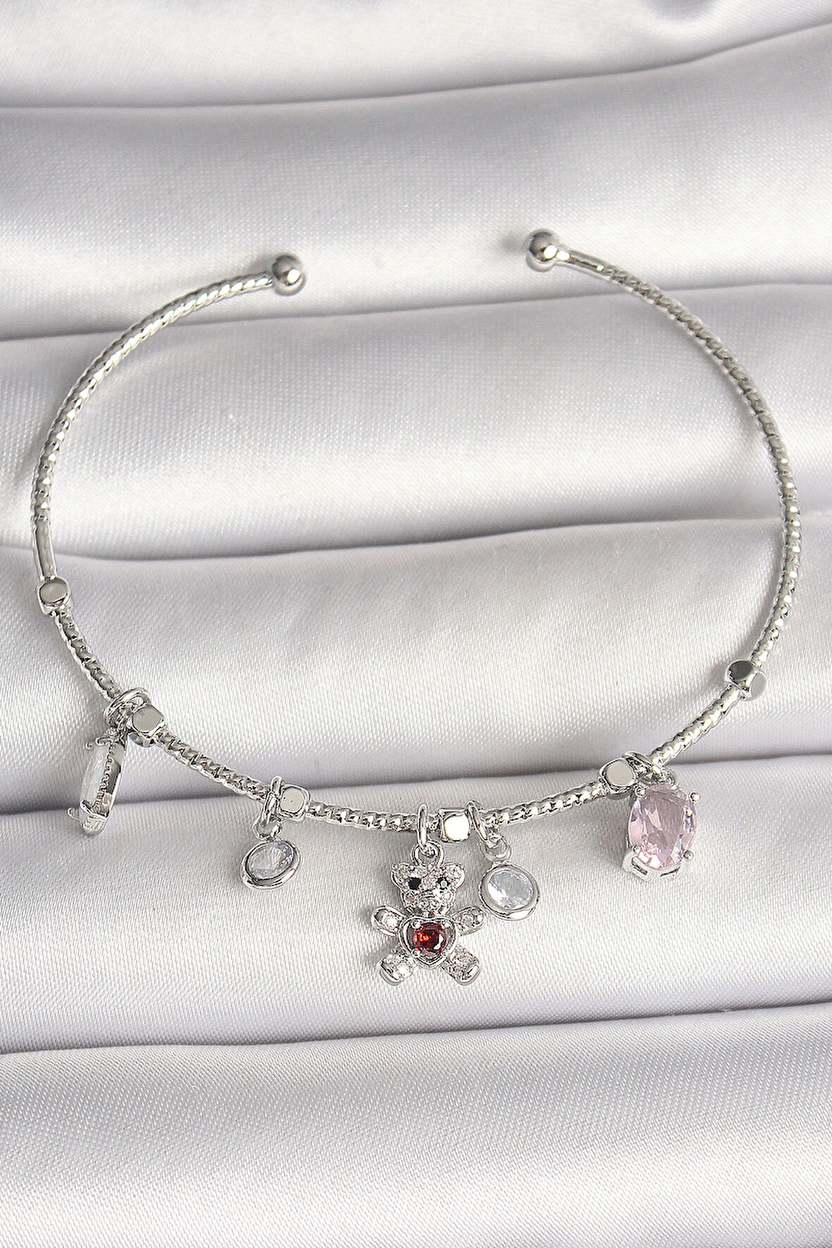 Pirinç Gümüş Renk Sallantı Zirkon Taşlı Ayıcık Figür Kırmızı Taş Detay Charm Kadın Bileklik