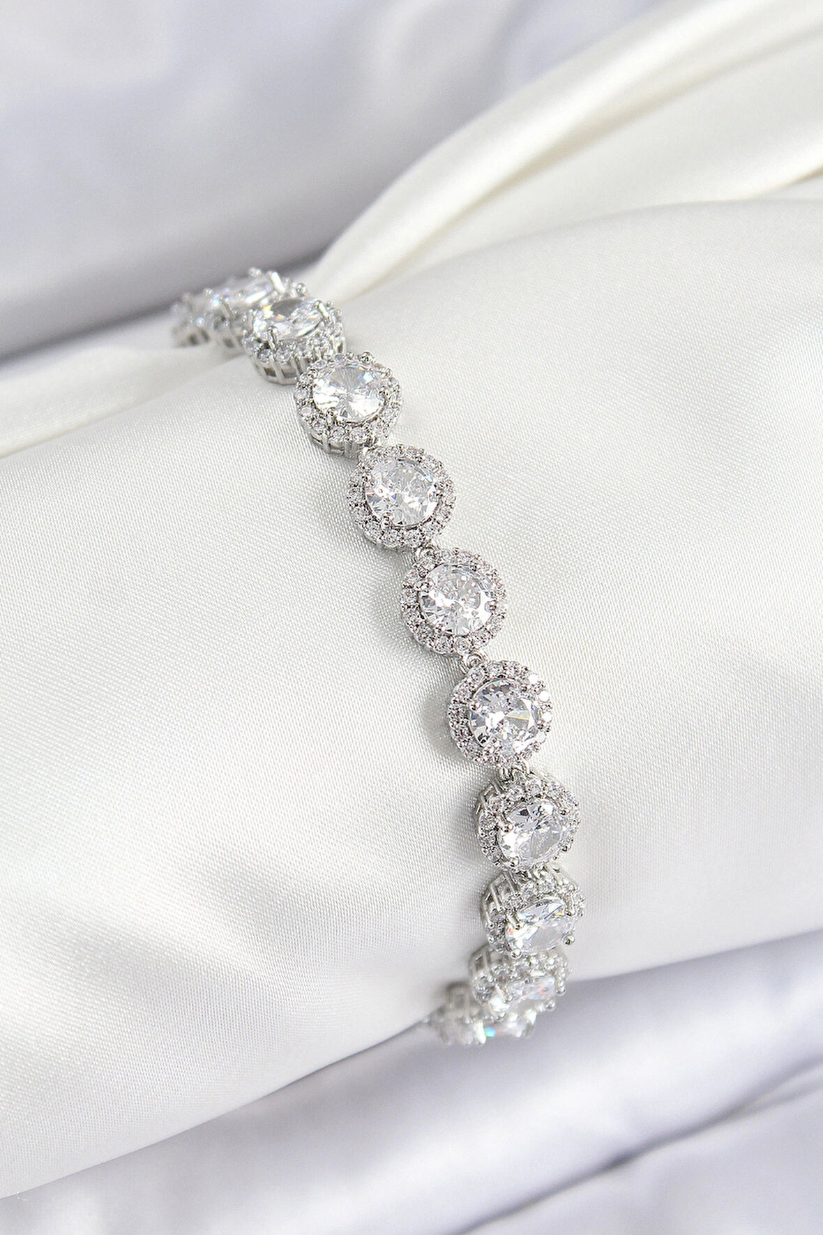 Pirinç Zirkon Taşlı Daire Baget Model Gümüş Renk VIP Seri Kadın Bileklik