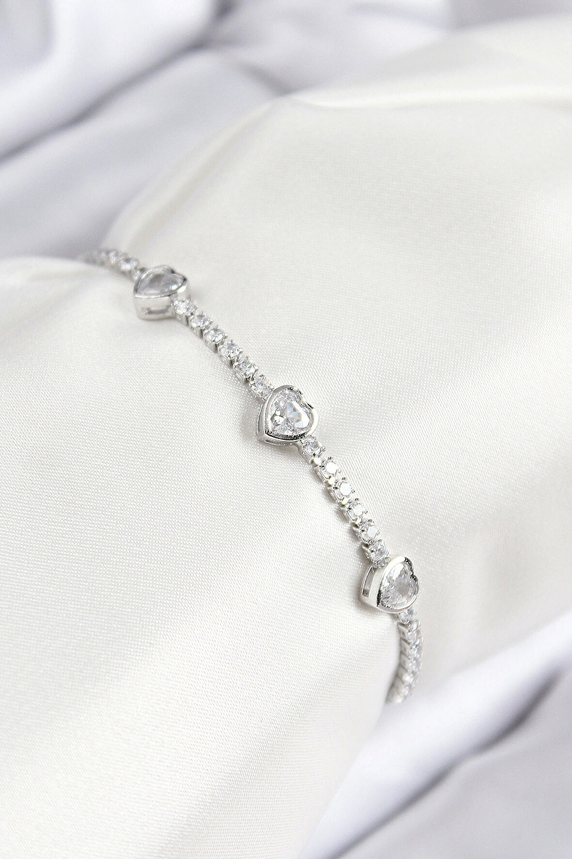 Pirinç Zirkon Taşlı Sıralı Kalp Model Gümüş Renk Asansörlü Kadın Bileklik