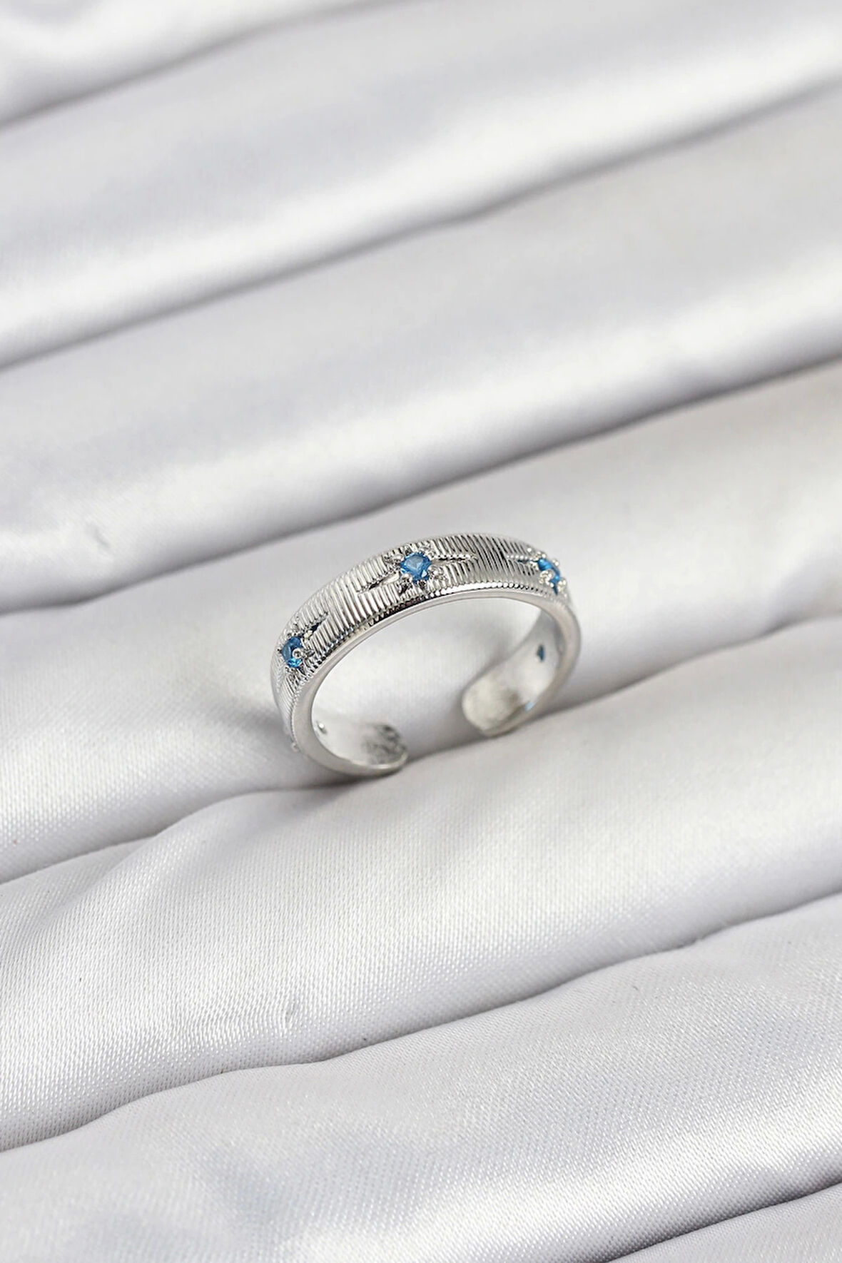 Pirinç Gümüş Renk Mavi Zirkon Taşlı Kutup Yıldızı Model Kadın Yüzük