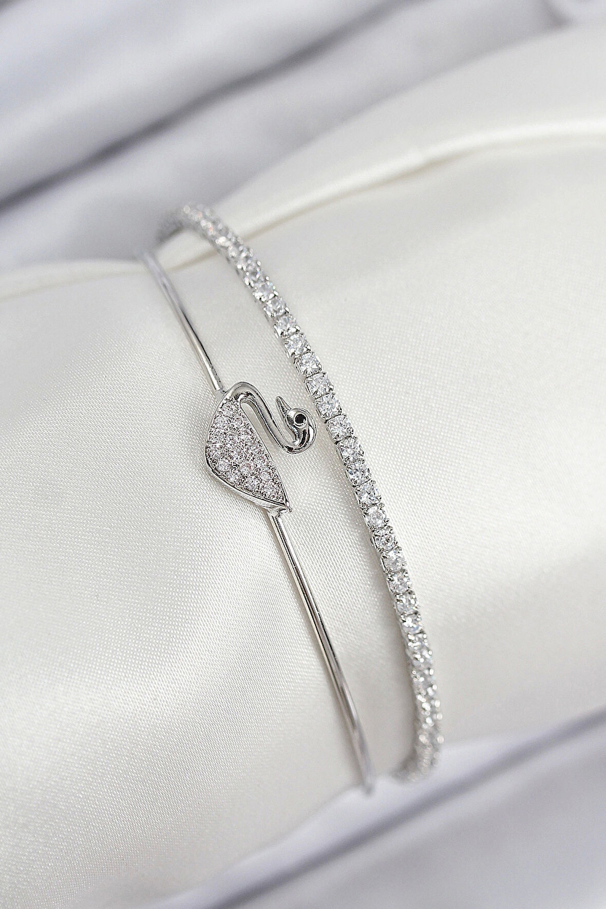 Pirinç Zirkon Taşlı Kuğu Model Gümüş Renk Kadın Bileklik