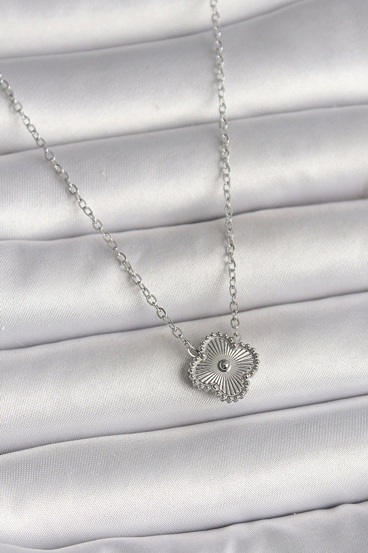 316L Çelik Gümüş Renk İşleme Detaylı Yonca Model Kadın Kolye