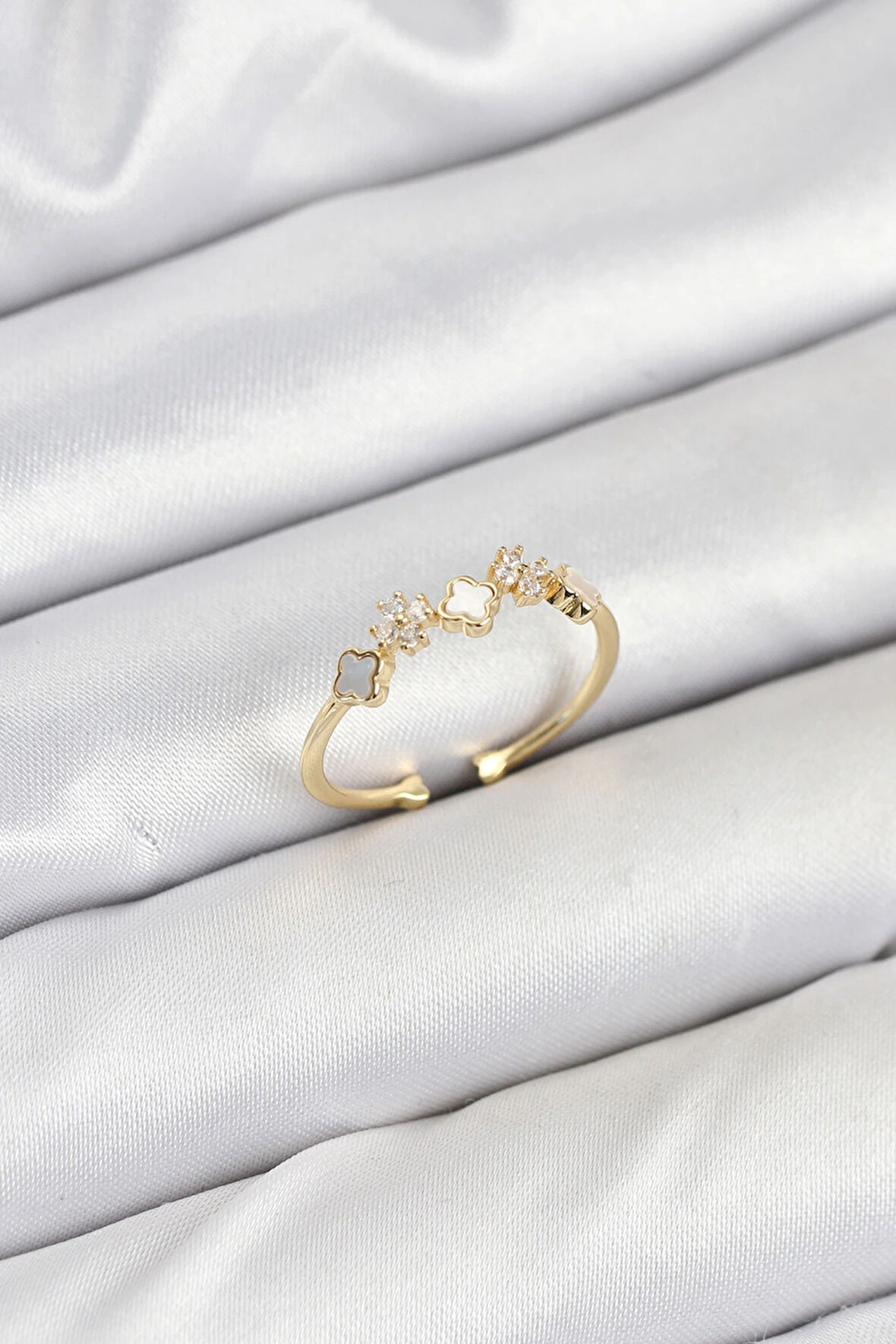 Pirinç Gold Renk Minimal Yonca Detaylı Kadın Yüzük