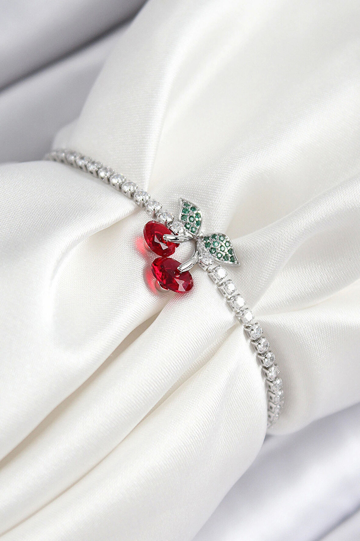 Pirinç Zirkon Taşlı Kiraz Model Gümüş Renk Asansörlü Kadın Bileklik