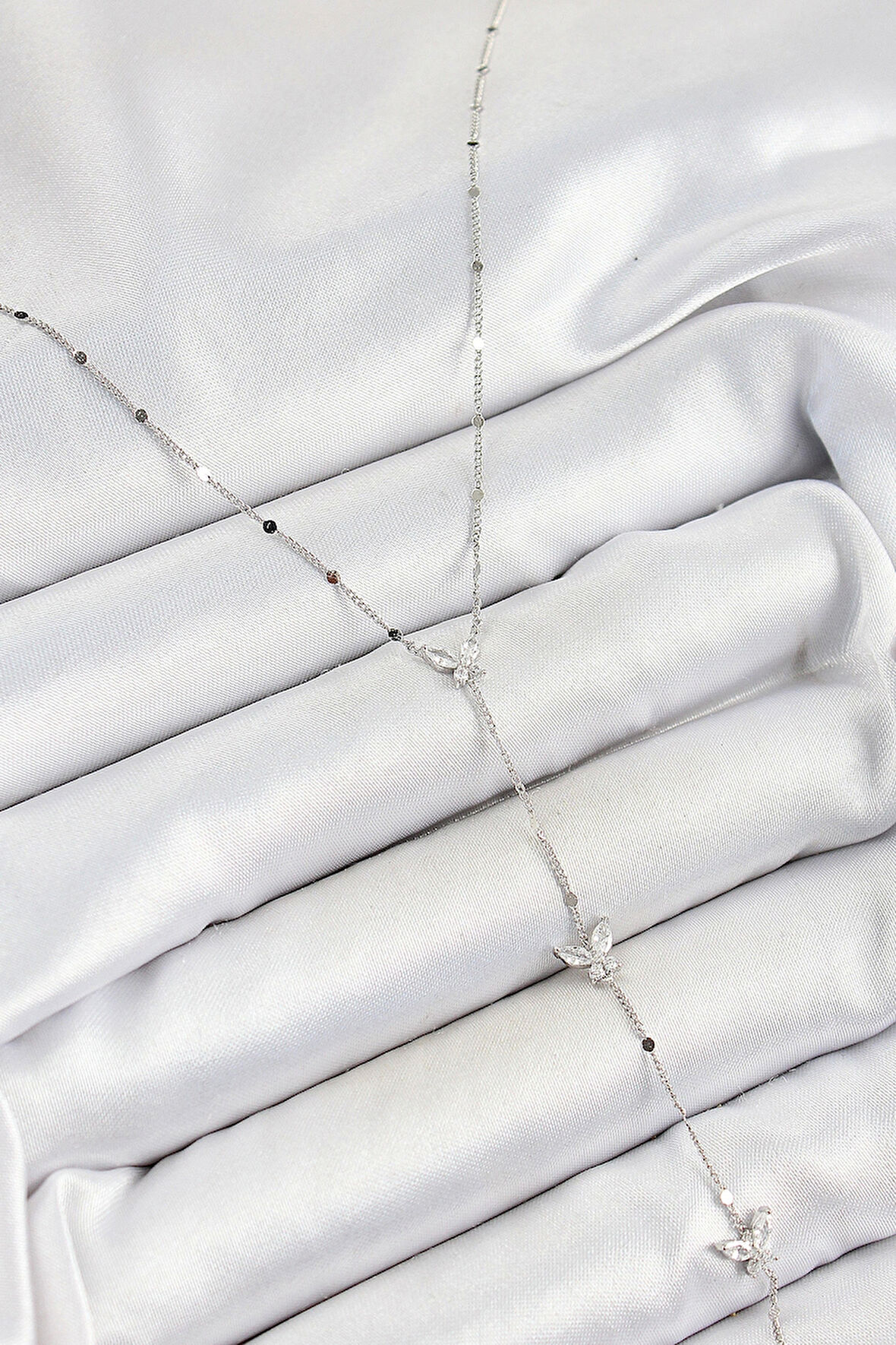 Pirinç Zirkon Taşlı Sıralı Kelebek Figürlü Y Model Gümüş Renk Kadın Kolye