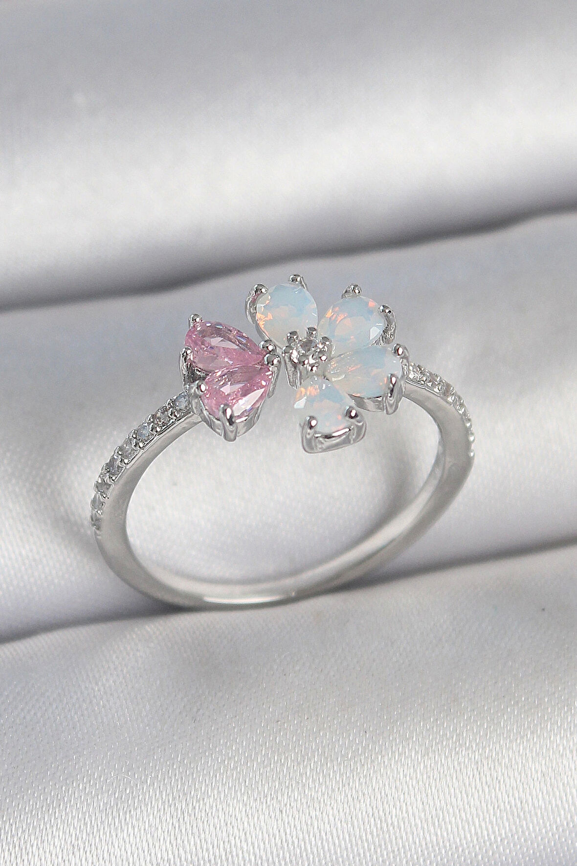 Pirinç Gümüş Renk Beyaz Mineli Pembe Zirkon Taşlı Çiçek Model Kadın Yüzük