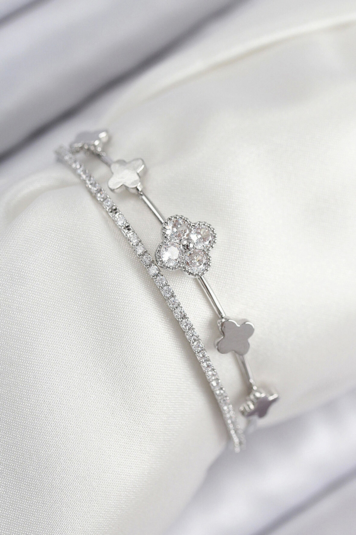 Pirinç Zirkon Taşlı Yonca Model Gümüş Renk Kadın Bileklik