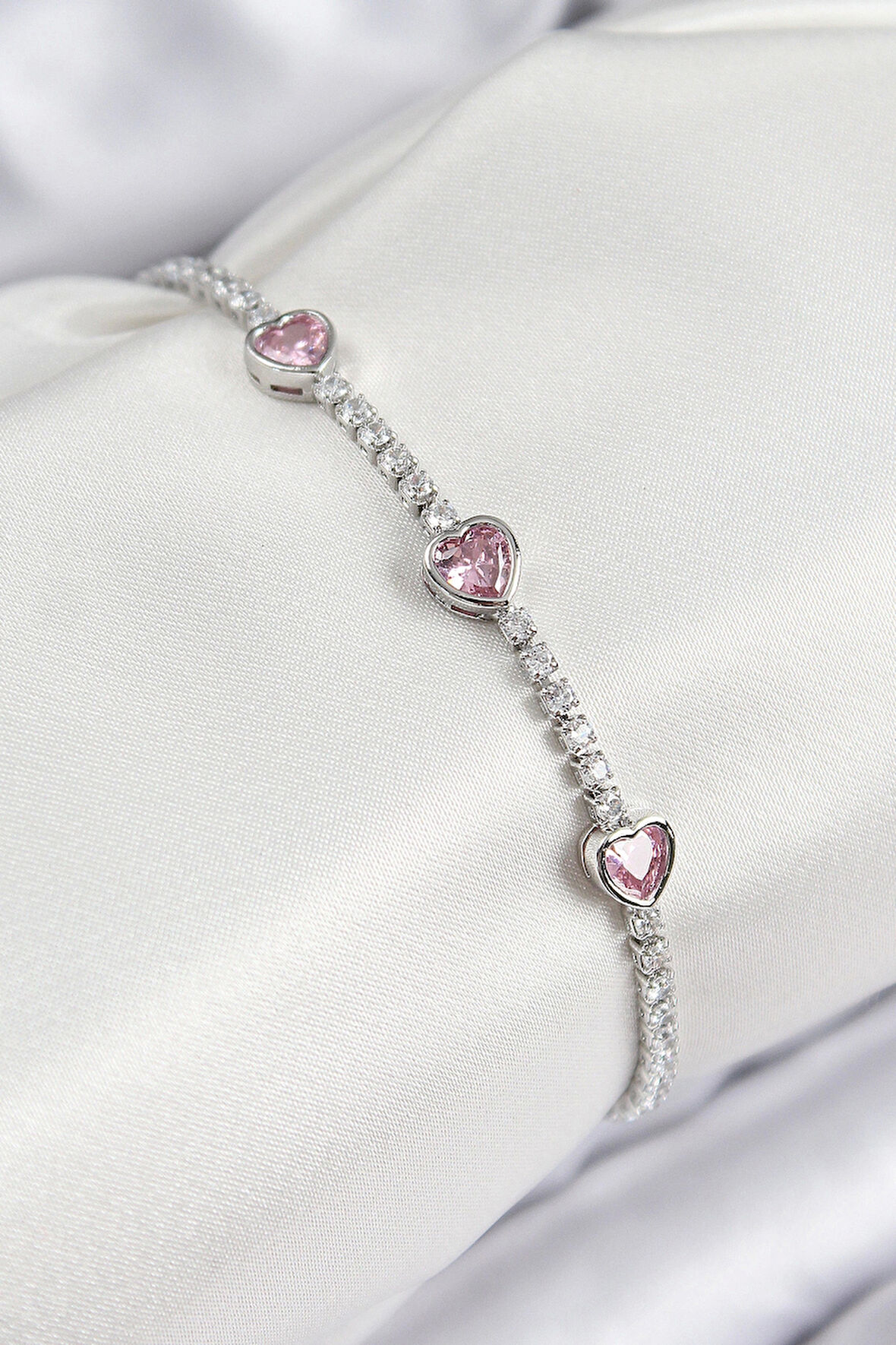 Pirinç Zirkon Taşlı Pembe Kalp Model Gümüş Renk Kadın Bileklik
