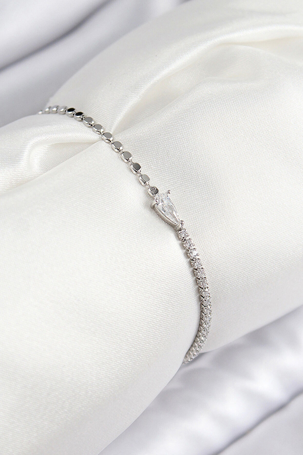 Pirinç Zirkon Taşlı Damla Model Ezme Zincir Gümüş Renk Kadın Bileklik