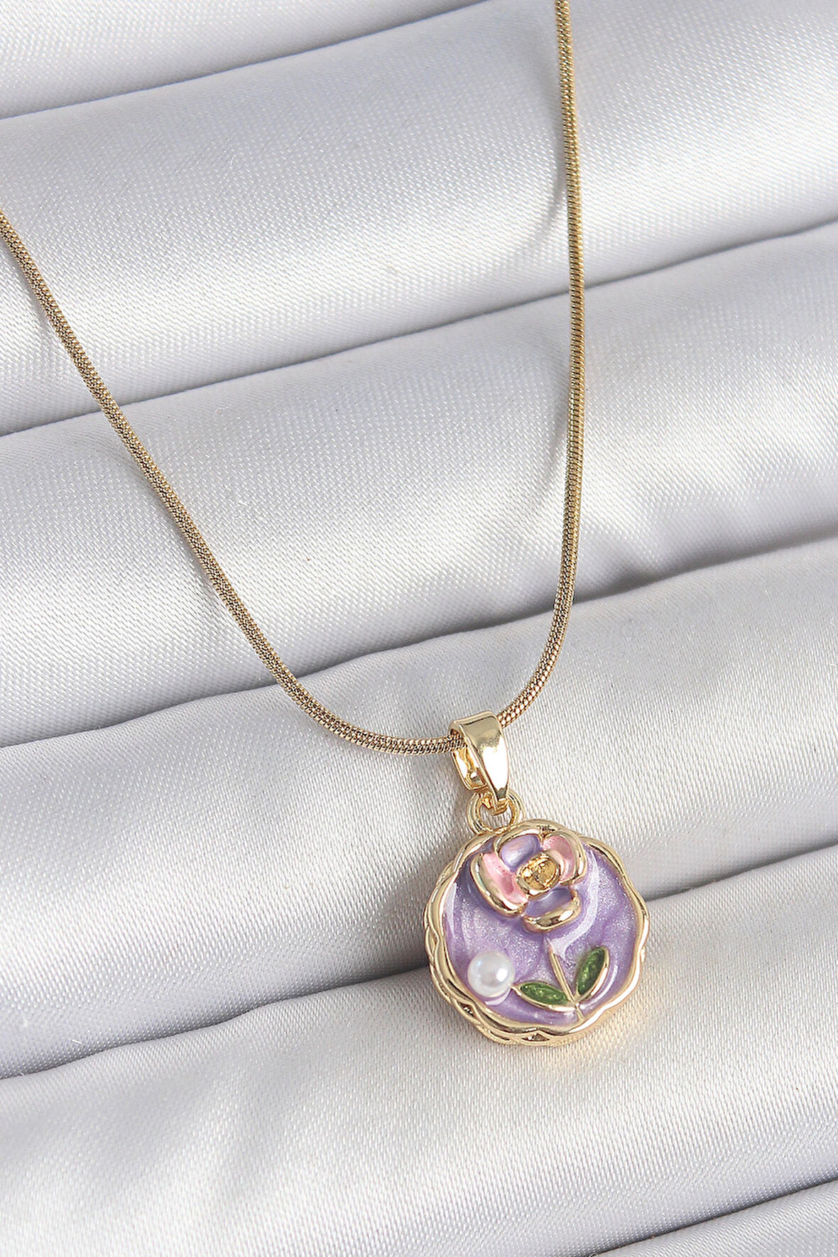 316L Çelik Gold Renk Zincir Mor Minimal Çiçek İşlemeli İnci Detay Portre Model Kadın Kolye