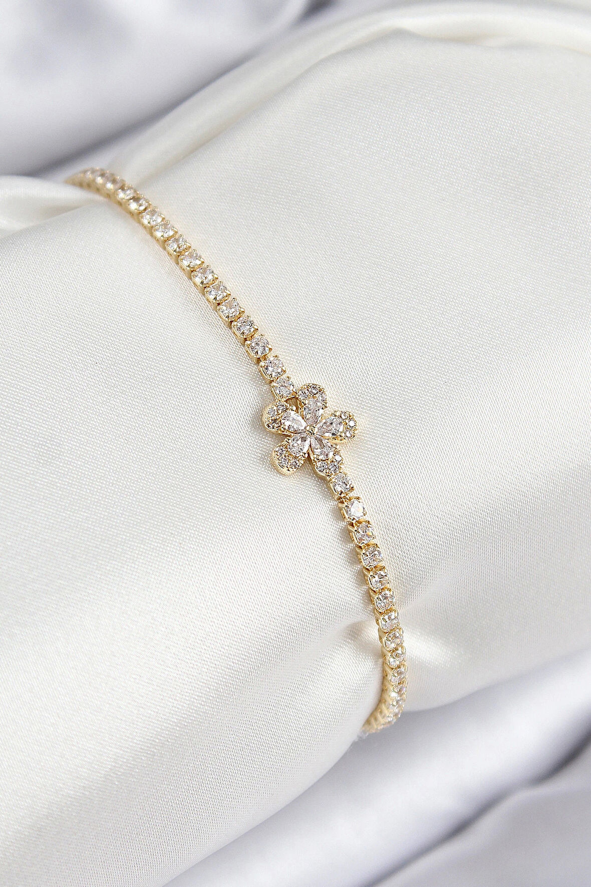 Pirinç Zirkon Taşlı Çiçek Model Gold Renk Kadın Bileklik