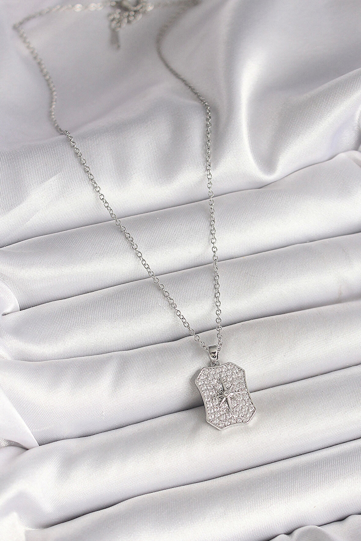 316L Çelik Gümüş Renk Zincir Zirkon Taşlı Kutup Yıldız İşlemeli Madalyon Model Kadın Kolye