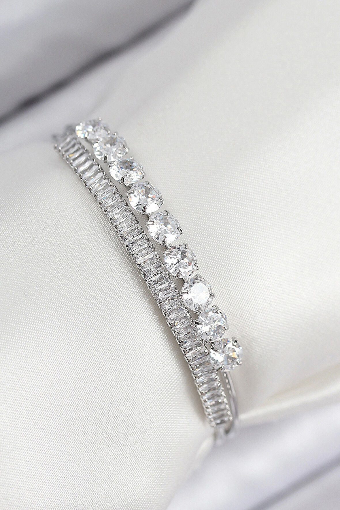 Pirinç Zirkon Taşlı Su Yolu Model Gümüş Renk Kadın Bileklik