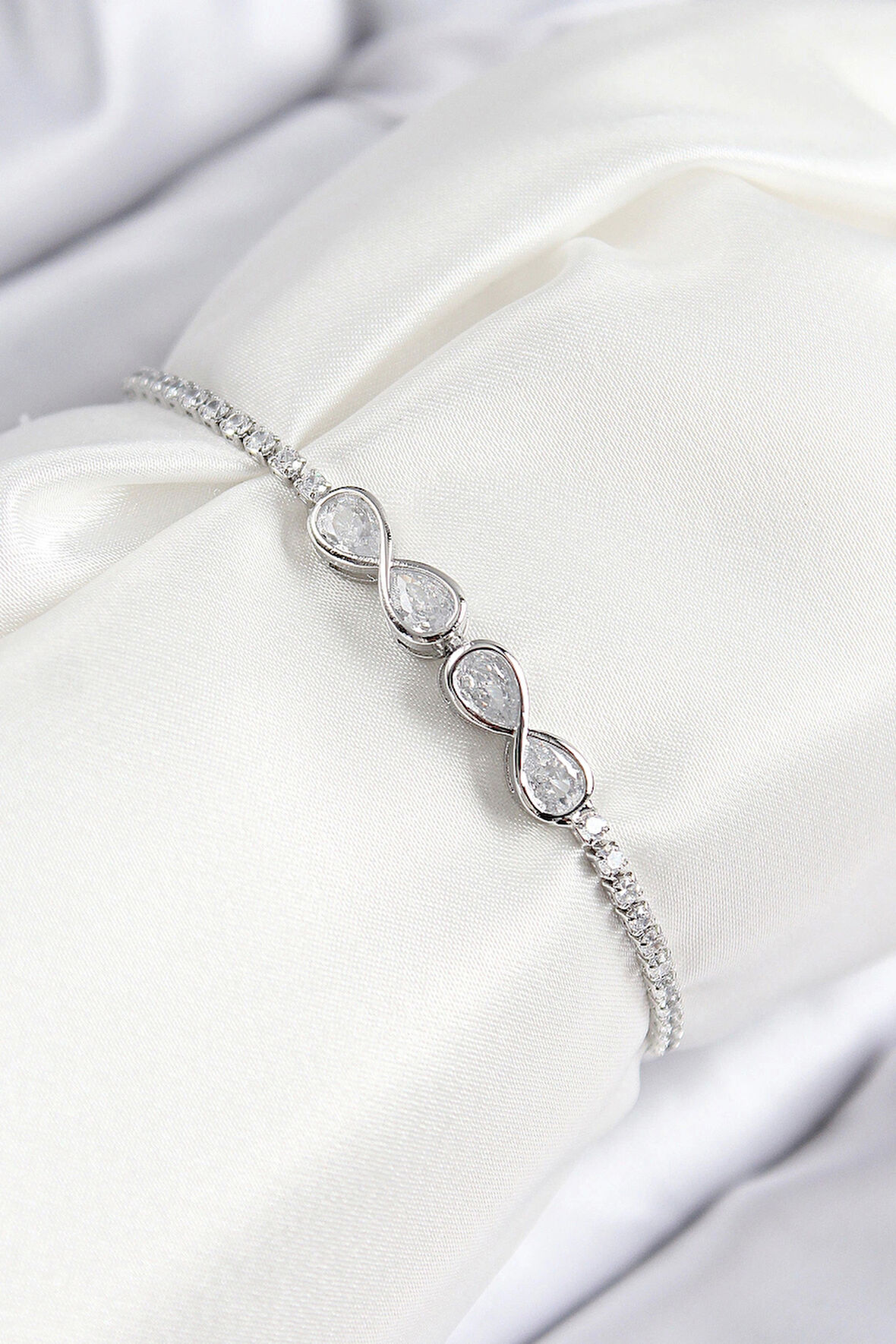 Pirinç Zirkon Taşlı Sonsuzluk Model Gümüş Renk Asansörlü Kadın Bileklik