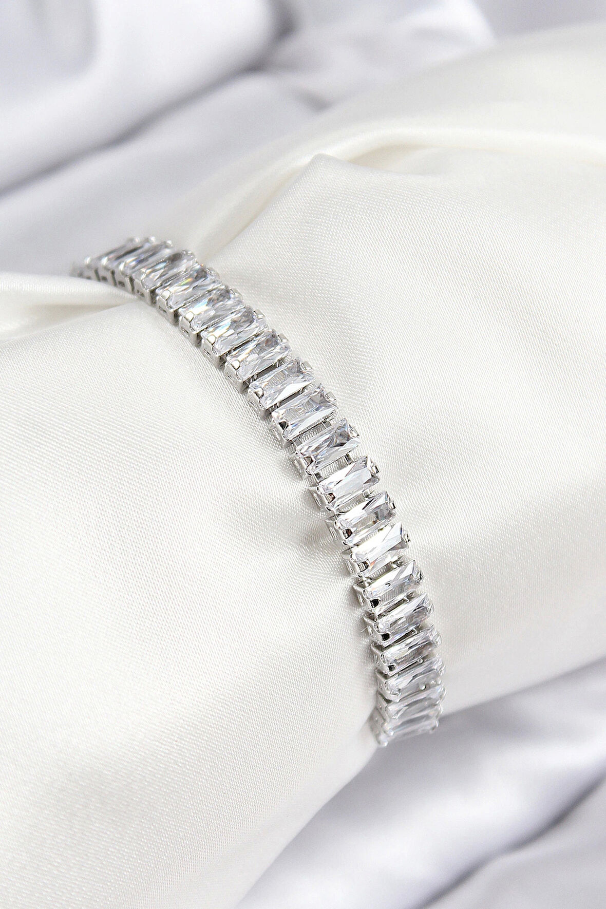 Pirinç Zirkon Taşlı Su Yolu Model Gümüş Renk Asansörlü Kadın Bileklik