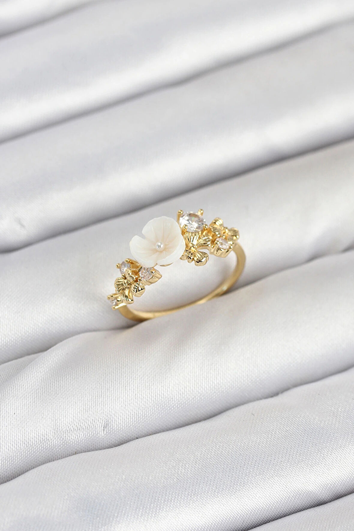 Pirinç Gold Renk Çiçek Model Zirkon Taşlı Kadın Yüzük