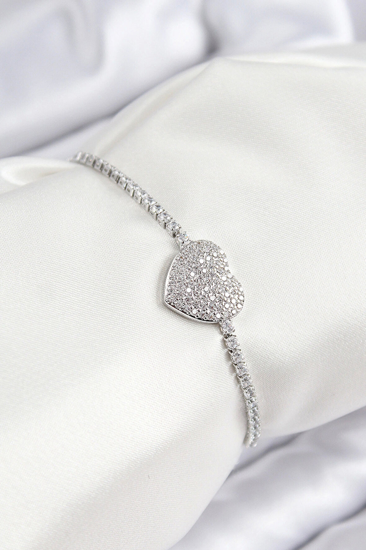 Pirinç Zirkon Taşlı Kalp Model Gümüş Renk Asansörlü Kadın Bileklik