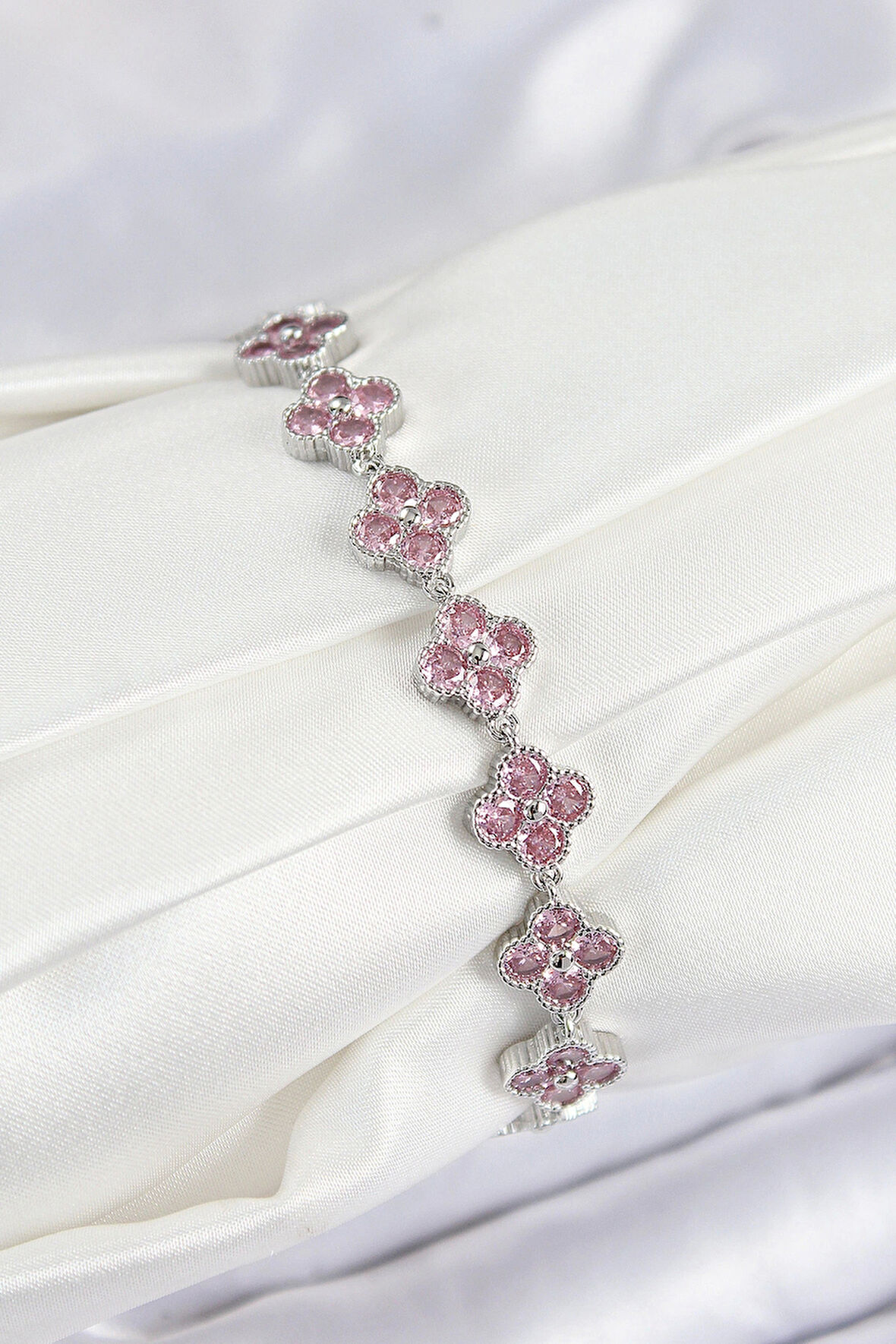 Pirinç Pembe Zirkon Taşlı Yonca Model Gümüş Renk VIP Seri Kadın Bileklik