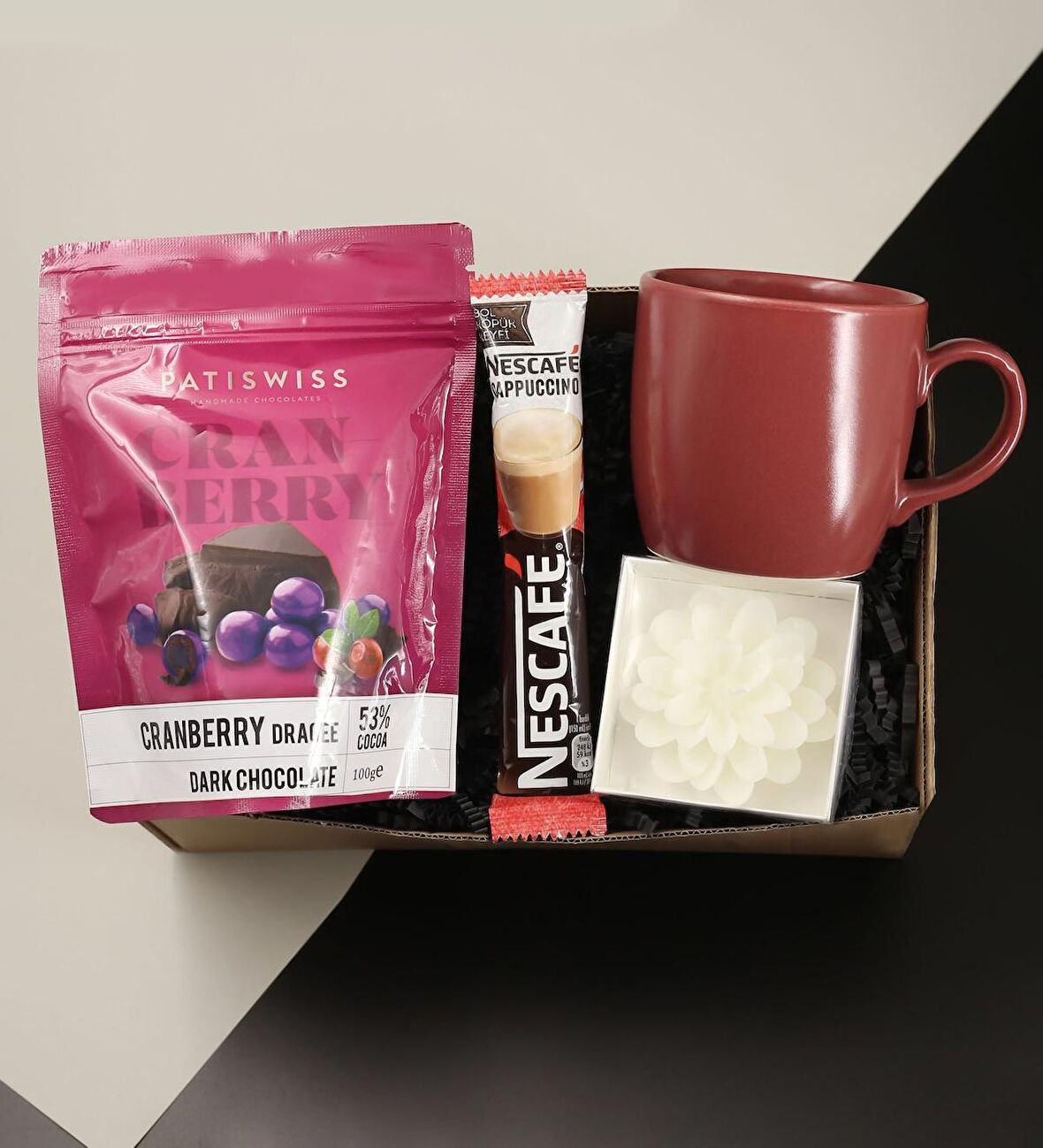 Kupa Bardak & Patiswiss Kırmızı Renkli Bitter Çikolata Kaplı Çilekli Draje & Nescafe Cappuccıno & Dekoratif Mum Hediye Seti