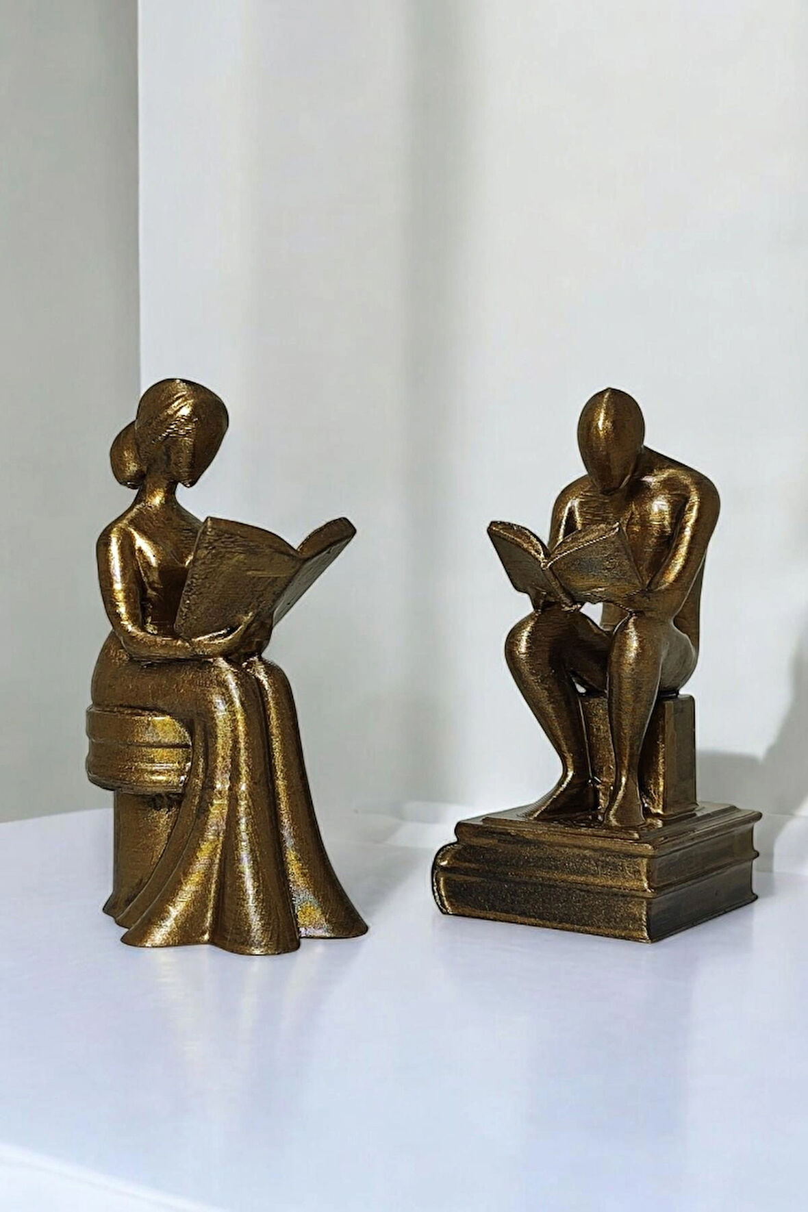 Kitap Okuyan Kadın & Erkek Figür Seti – Bronz Dokulu Dekoratif Heykel-  ! Yükseklik 8 cm