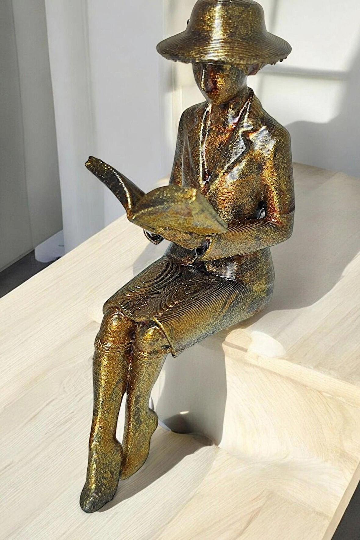 Kitap Okuyan Figür-Raf Üstü Tasarımlar – 3D Baskı Bronz Renk