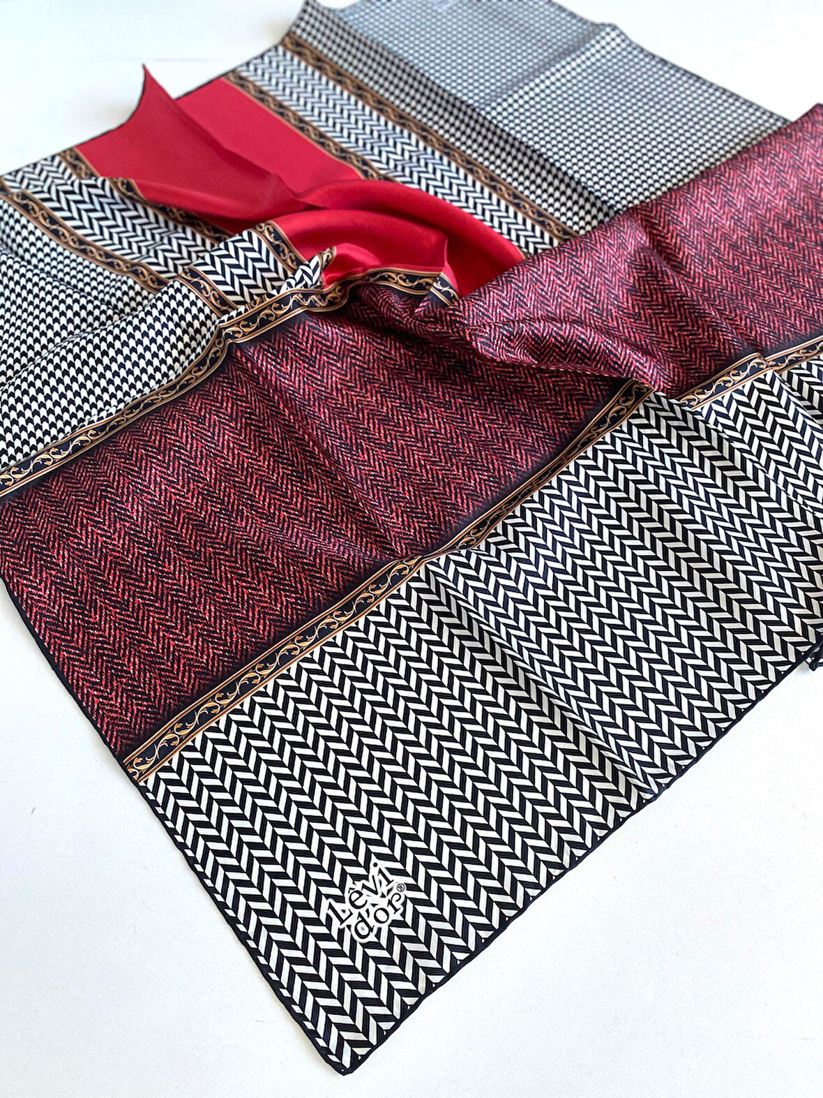 Levidor Tivil Saf İpek Eşarp 49447 Kırmızı Karışık Desen