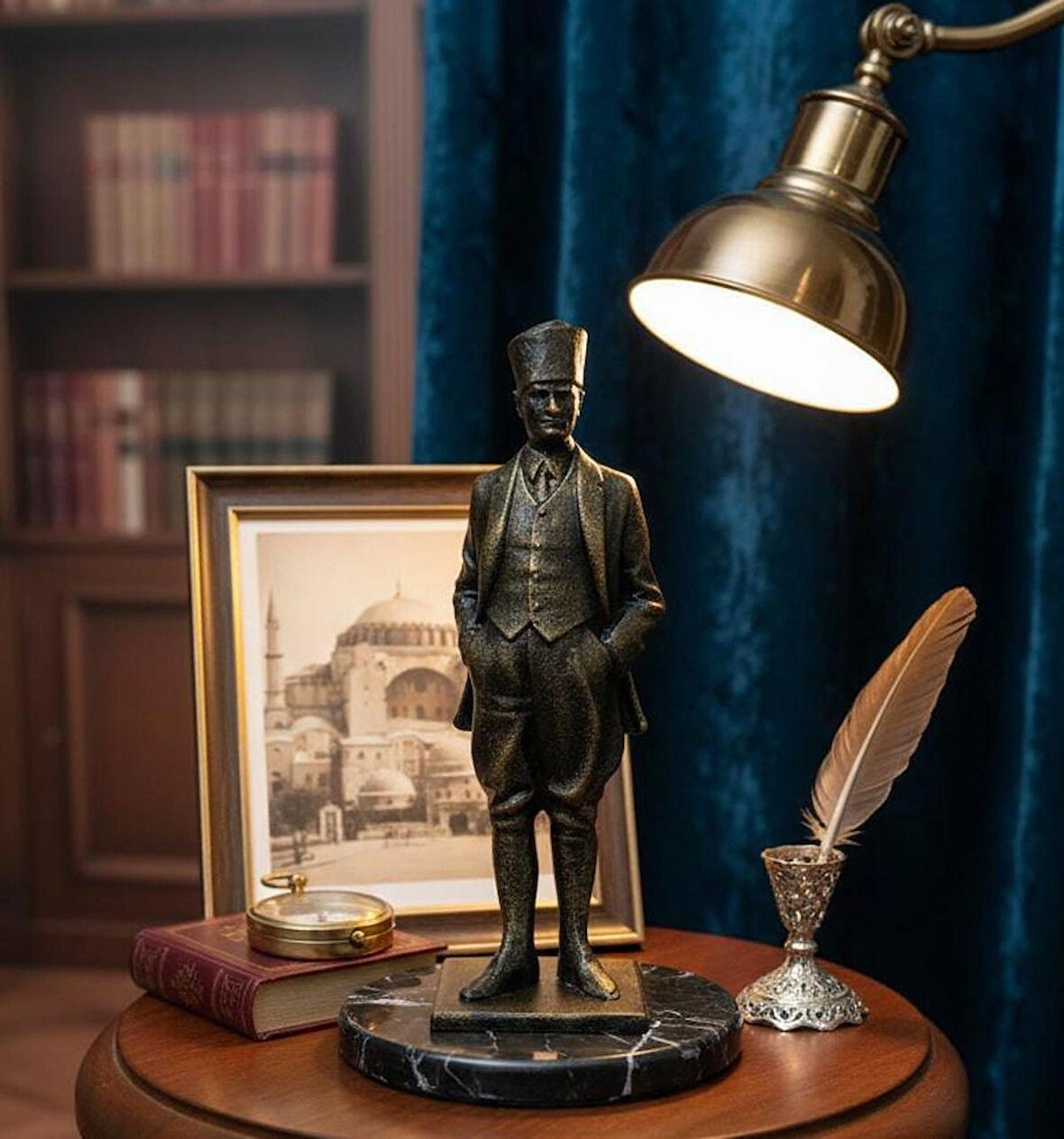 ATATÜRK Elleri Cebinde