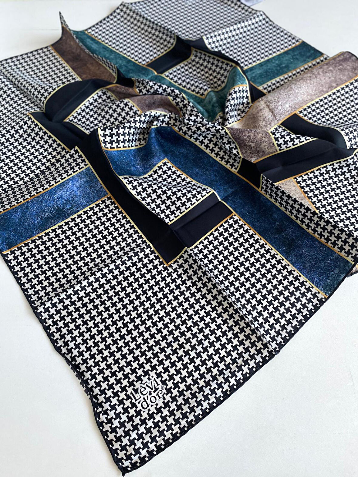 Levidor Tivil Saf İpek Eşarp 48984 Siyah Karışık Desen