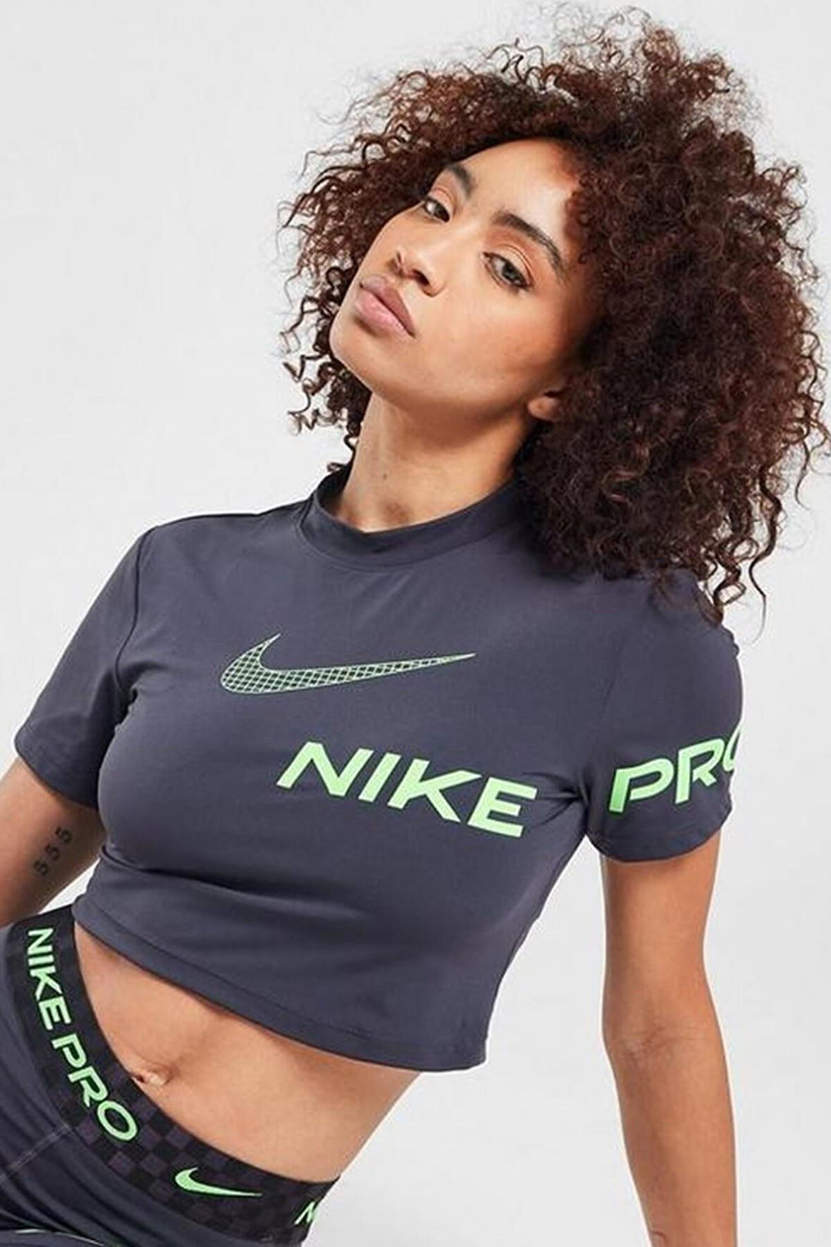 Nike Pro Dri-Fit Cropped Graphic Sleeve Kadın Antrasit Tişört