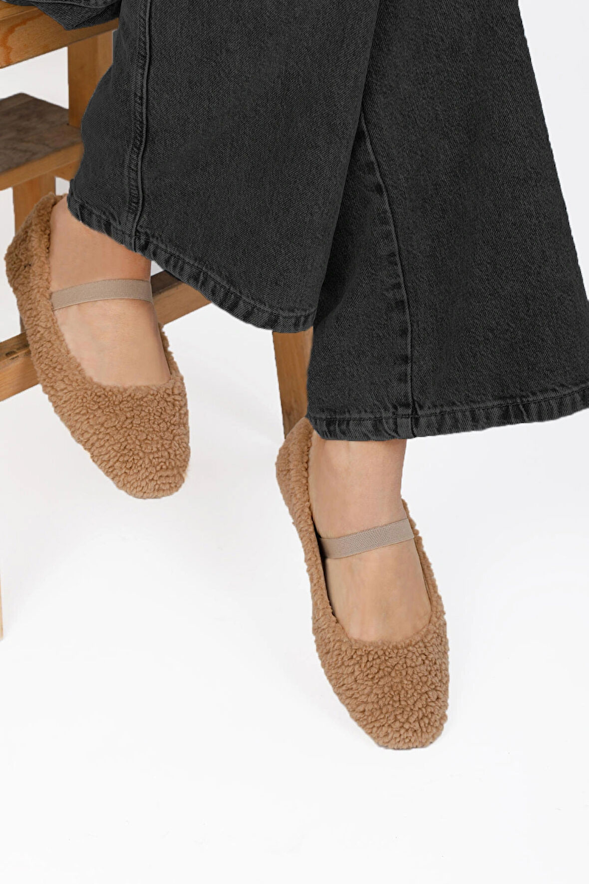 PELUŞ TÜYLÜ BANT DETAYLI KADIN EV AYAKKABISI BABET