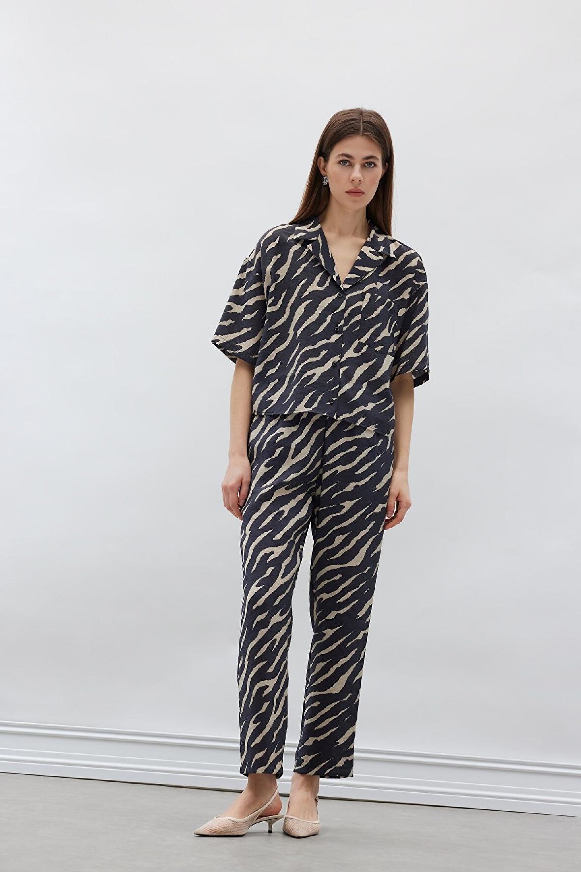 DeFacto Carrot Fit Zebra Desenli Modal Kumaş Pantolon Çift Cepli Yüksek Bel Düz Paça E6360AX25SPBK81