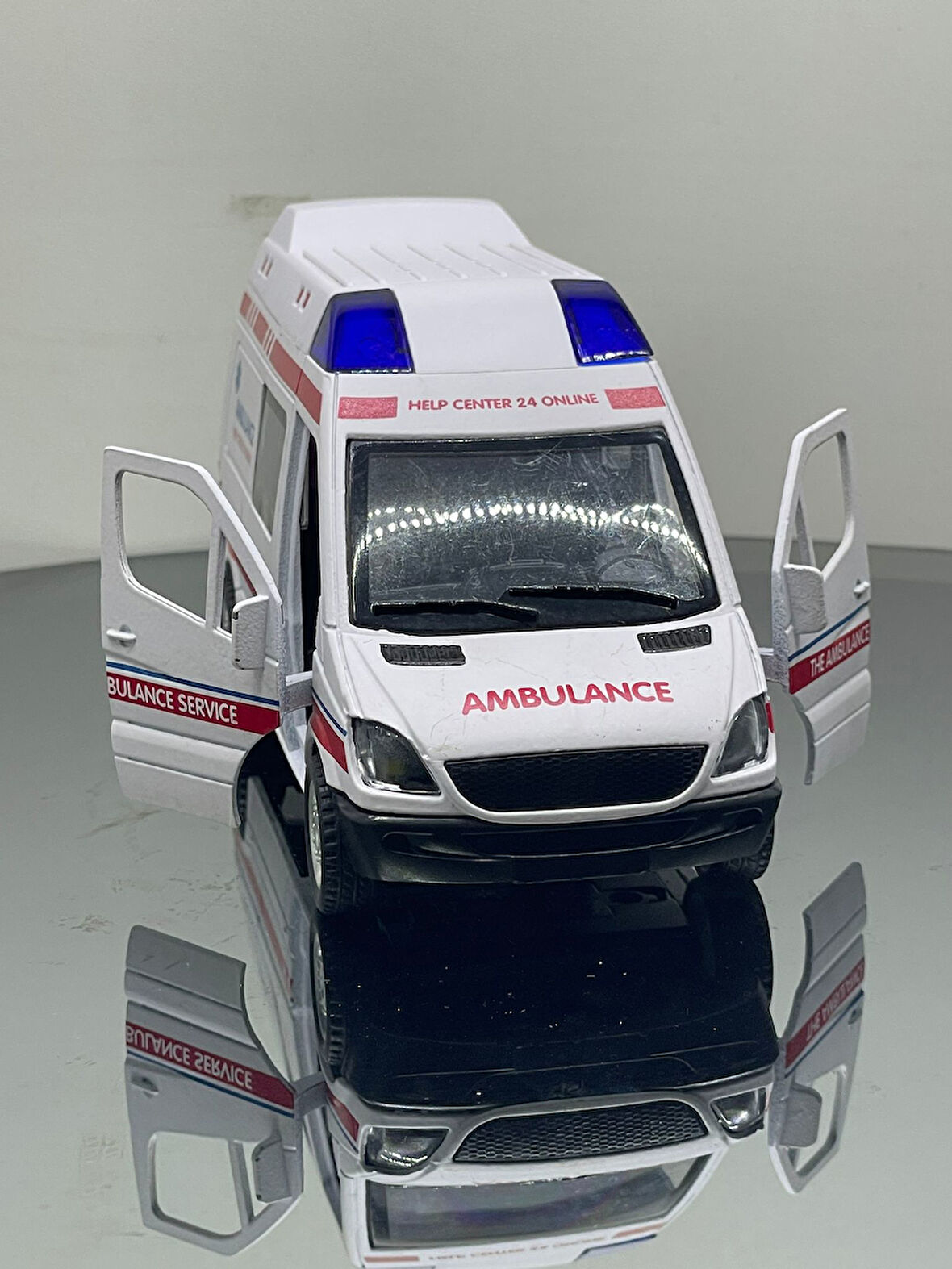sesli Işıklı Ambulans Metal Oyuncak Araba