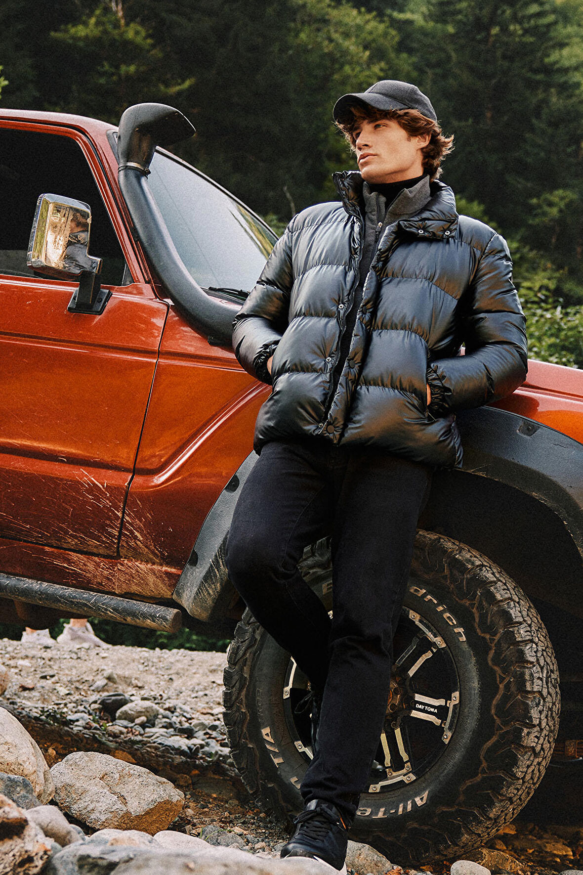 Erkek Siyah Standart Fit Normal Kesim Dik Yaka Su Ve Soğuk Geçirmez Isı Tutucu Parlak Mont