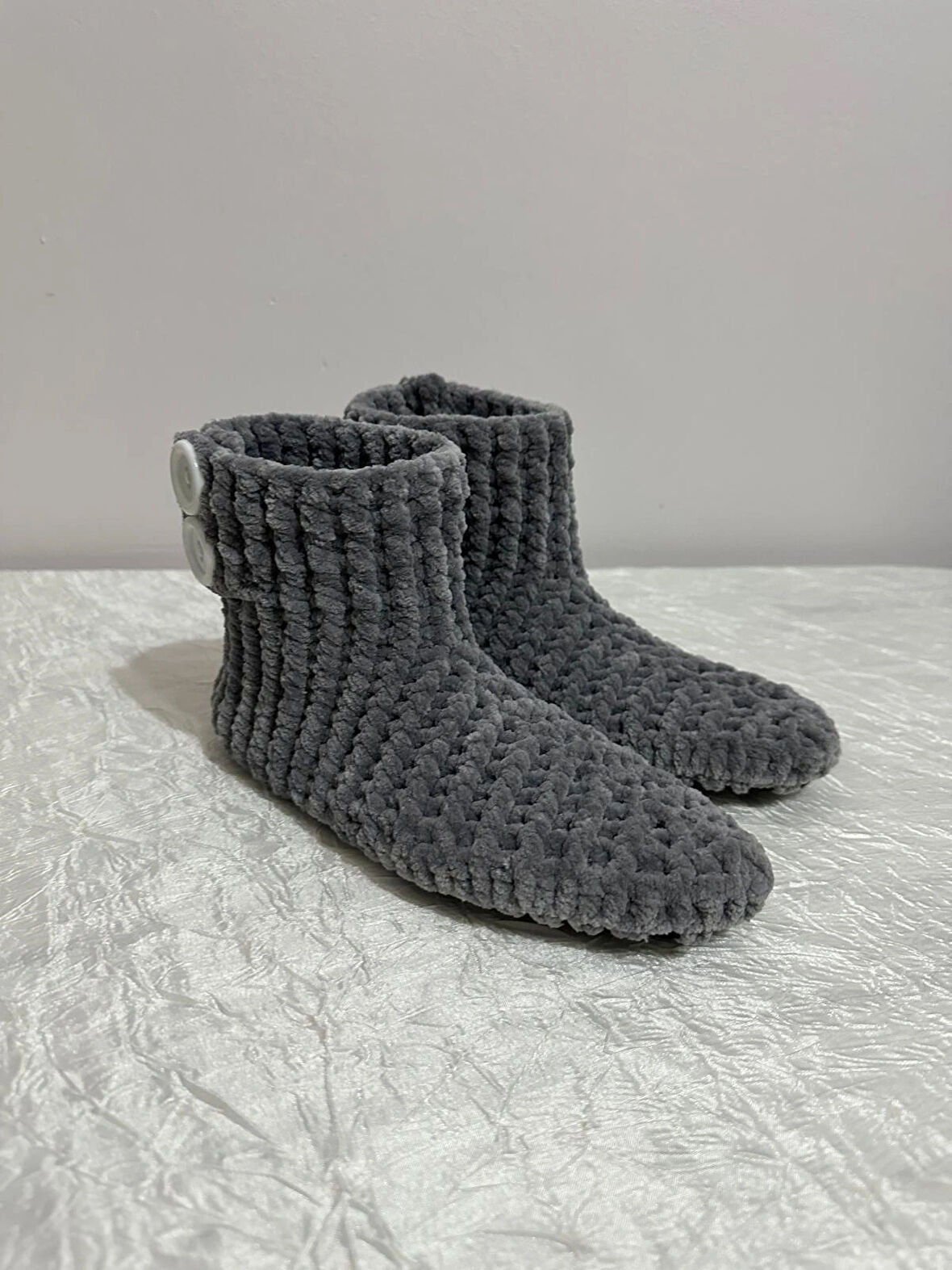 El örgüsü kadife ip gri düğme detaylı ev botu panduf