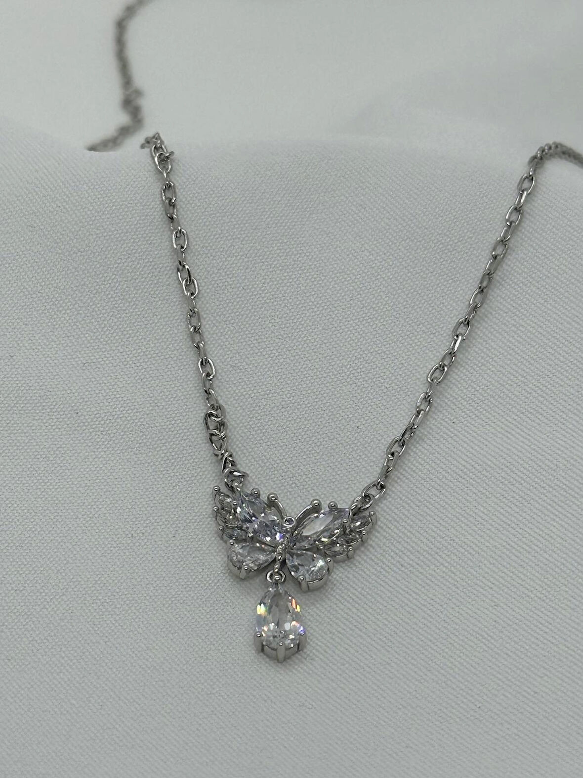 Jewels of Hope Xuping Paslanmaz Çelik Zirkon Taşlı Gümüş Rengi Kelebek Motif Kolye 50 Cm