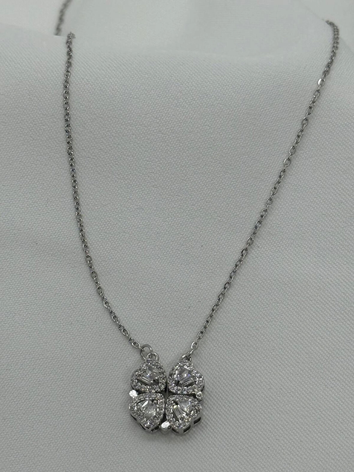 Jewels of Hope 316L Paslanmaz Çelik Zirkon Taşlı Açılabilir Kalp Detaylı Gümüş Renk Yonca Kolye 45 cm
