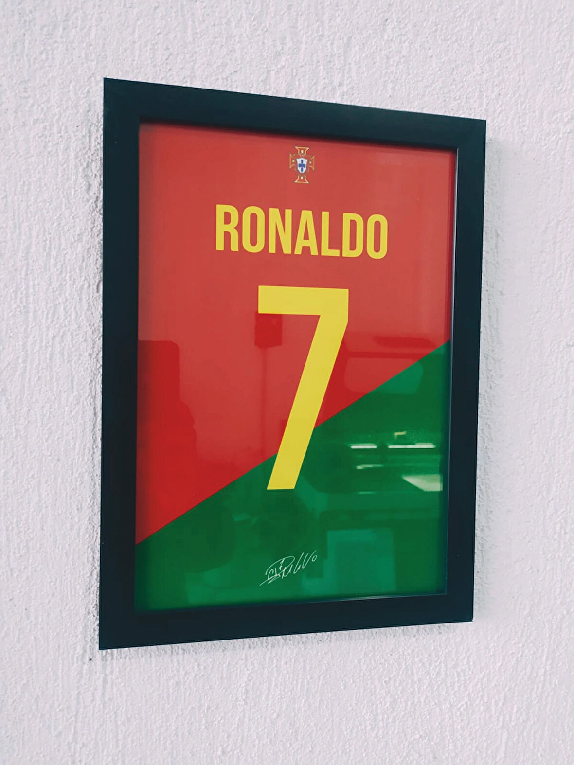 30x42 cm Cristiano Ronaldo Forma Tasarımlı Çerçeveli Poster Tablo 1 mm PVC Önyüzey Korumalı