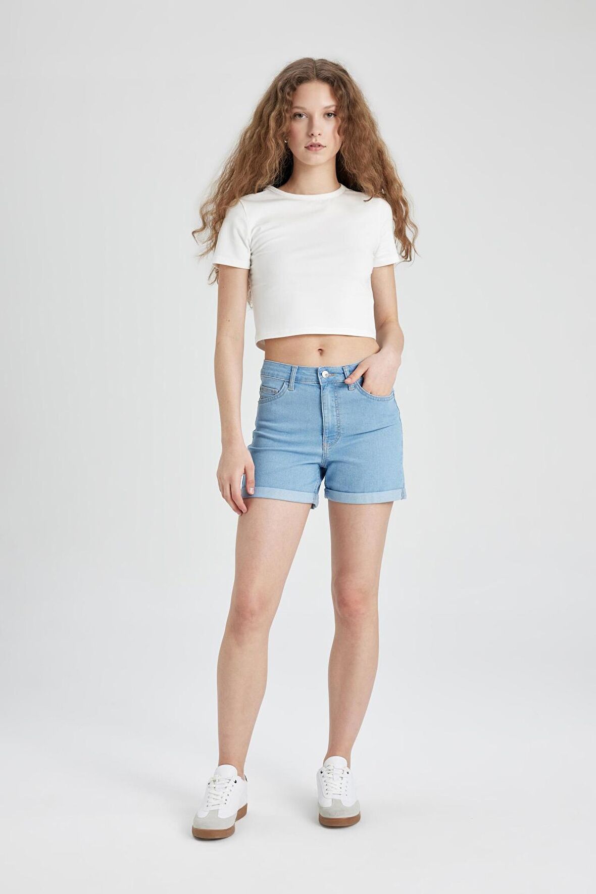 DeFacto Normal Bel Katlamalı Paça Basic Düz Jean Şort A1959AX24SMNM39