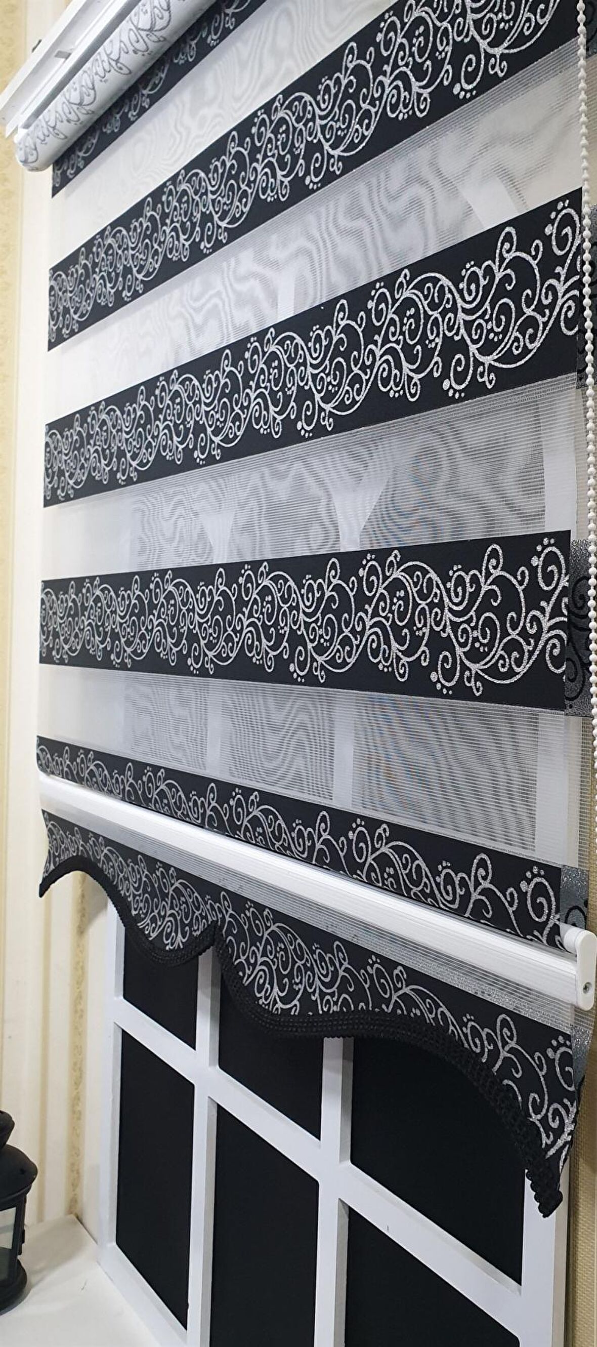 Zebra Stor Perde Siyah Sarmaşık Desen Gümüş Simli  Etek Dilimli STB9300 V 03