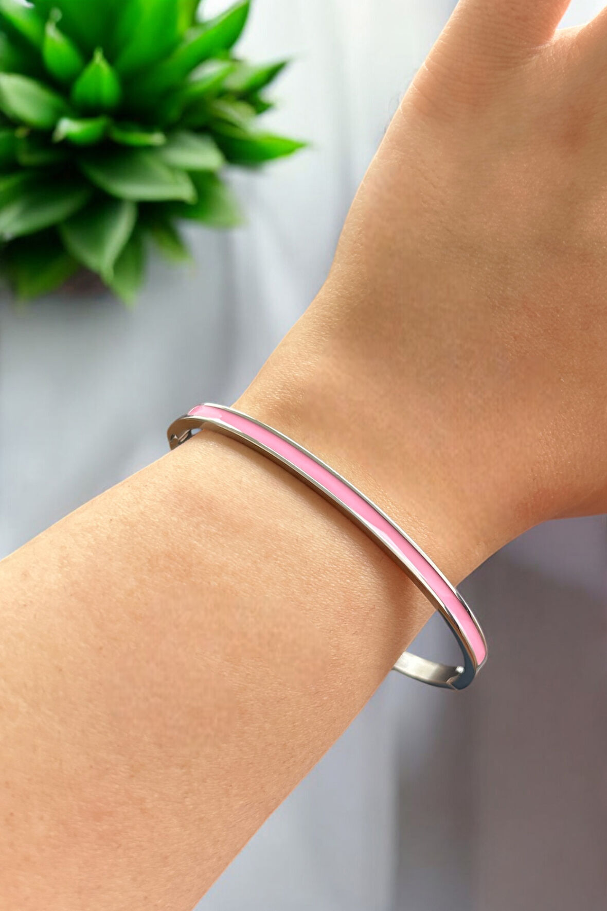 Pembe Şerit Detaylı Çelik Kelepçe Bileklik