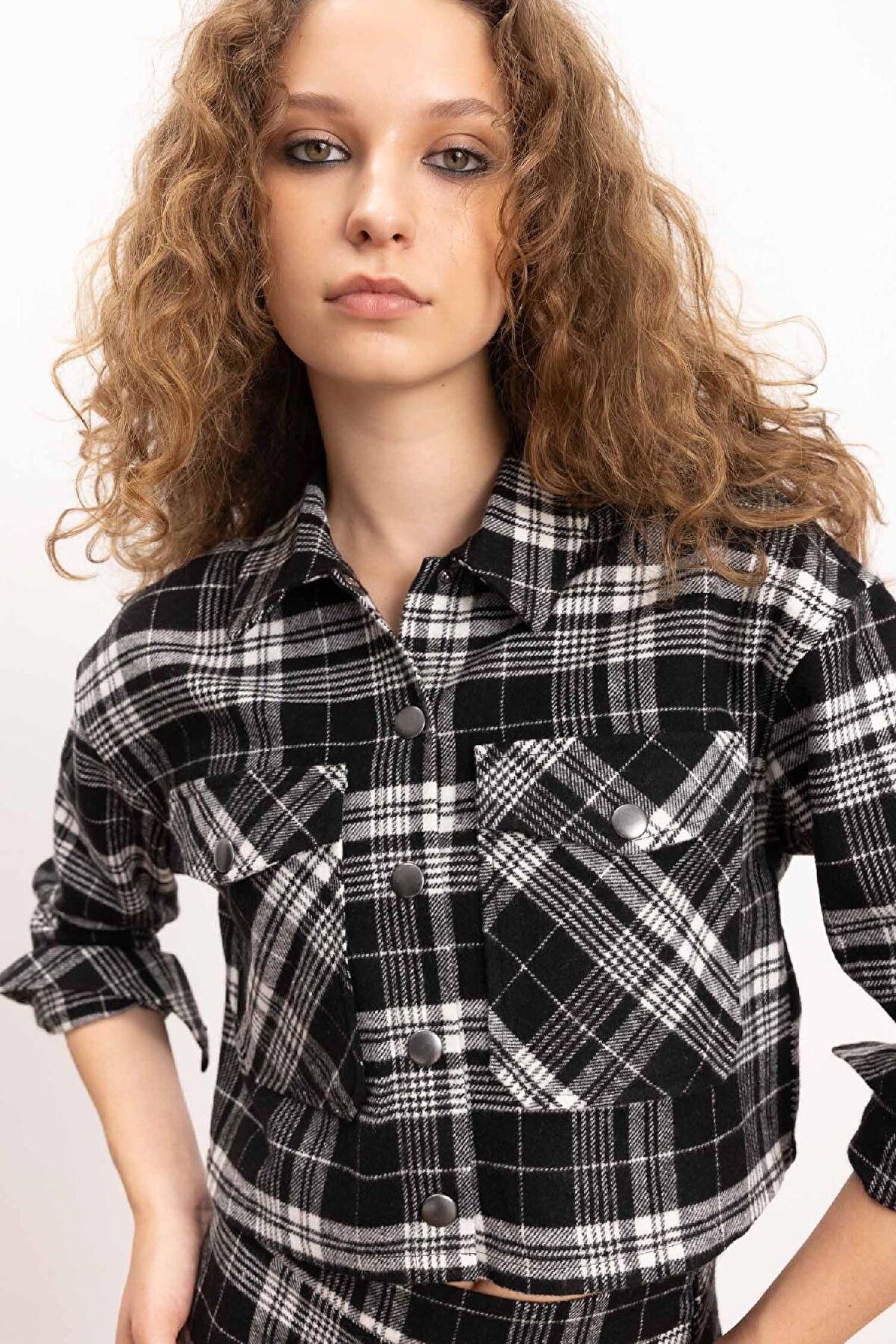 DeFacto Coool Oversize Geniş Kalıp Crop Cepli Kalın Flanel Uzun Kollu Ceket Gömlek D7914AX24AUBK27