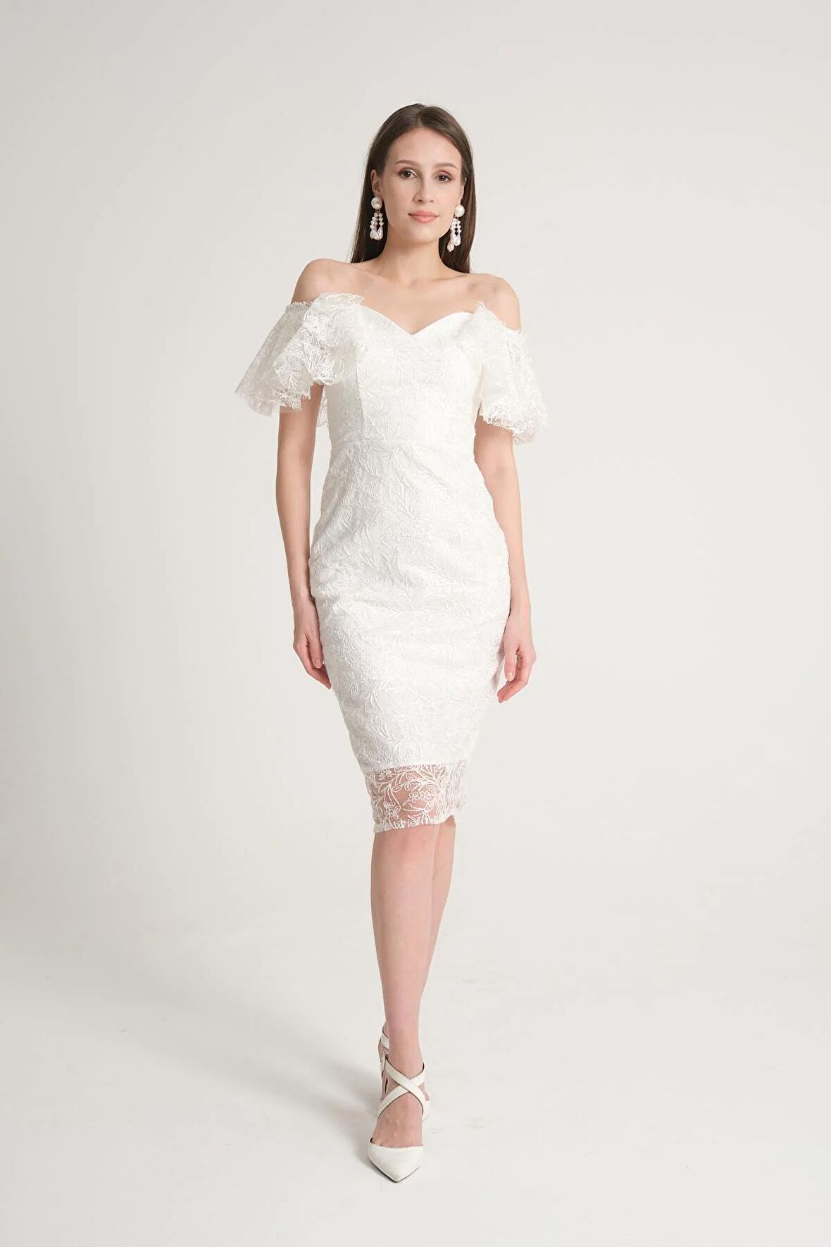 Straplez Beyaz Kolları Fırfırlı Dantelli Abiye Elbise