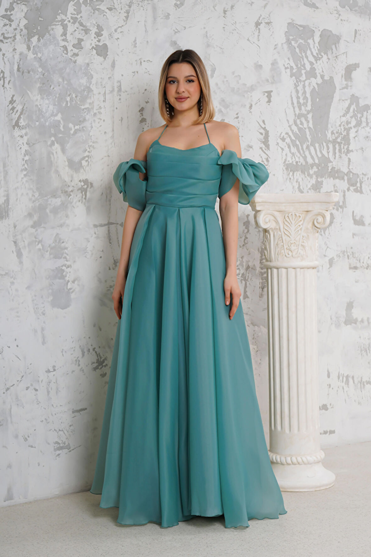 Kol Detaylı Boyundan Askılı Uzun Su Yeşili Abiye