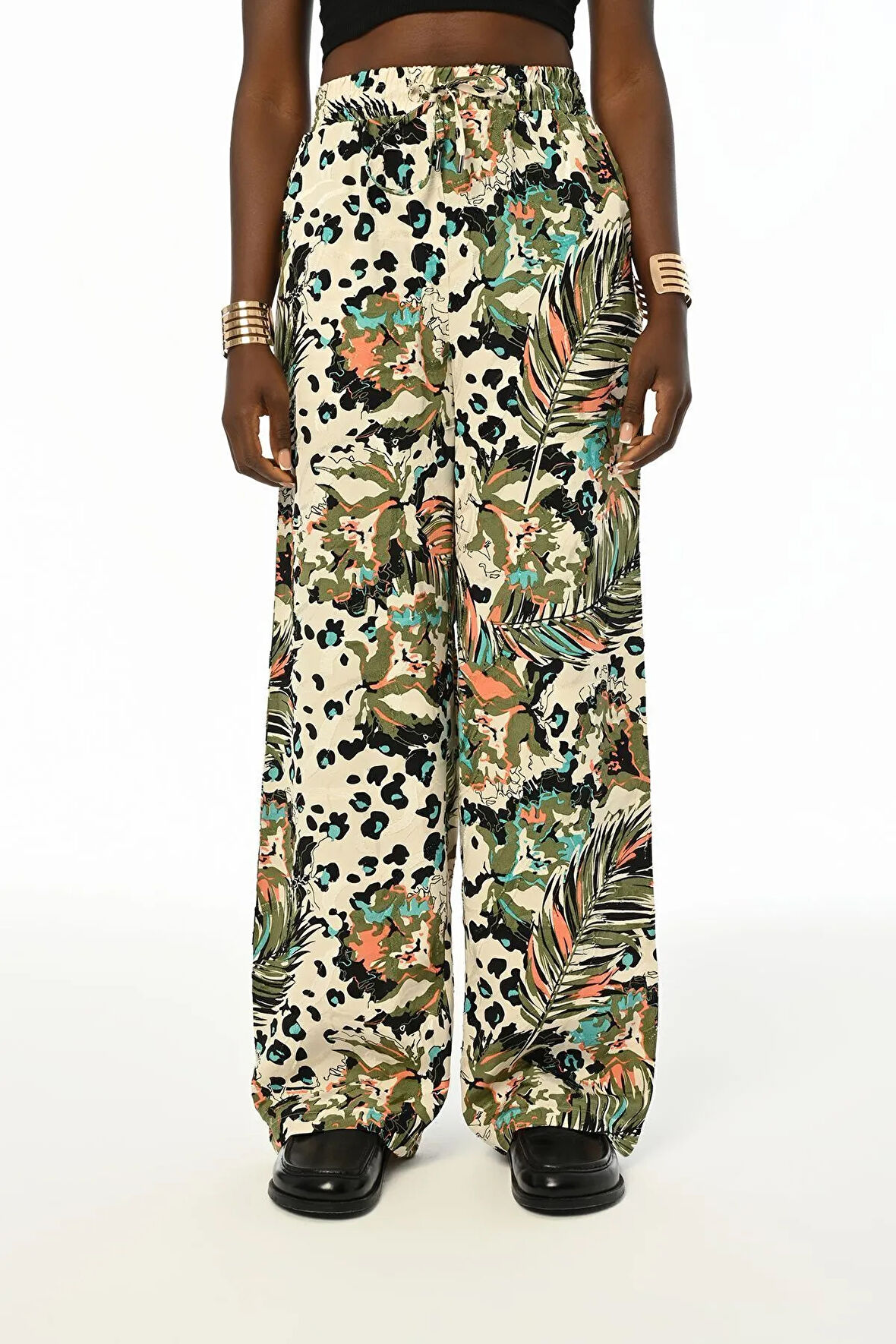 KADIN YAPRAK DESENLİ RAHAT KALIP BELİ LASTİKLİ BOL PAÇA PANTOLON