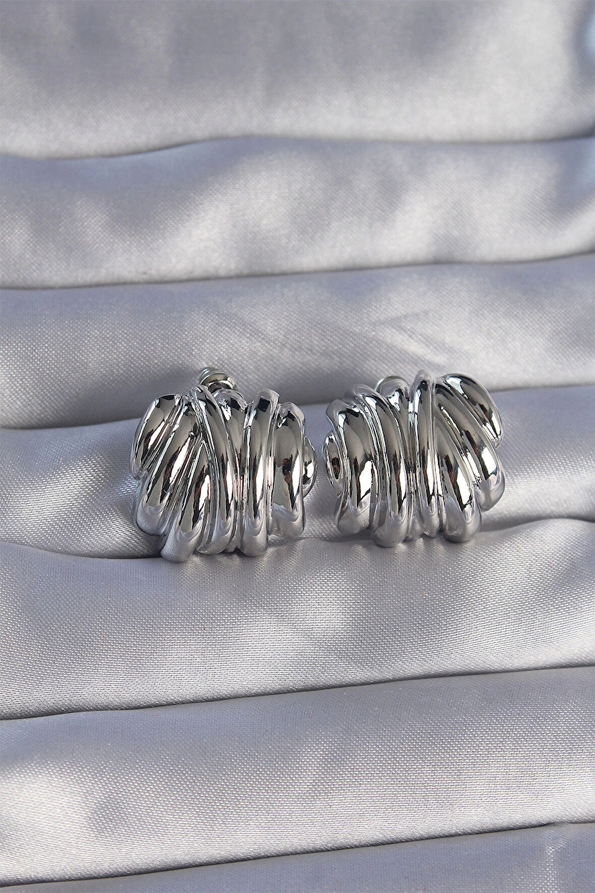 Dodes Dodes Pirinç Gümüş Renk Tırtıklı Bombe Model Küpe TG27BKP9088