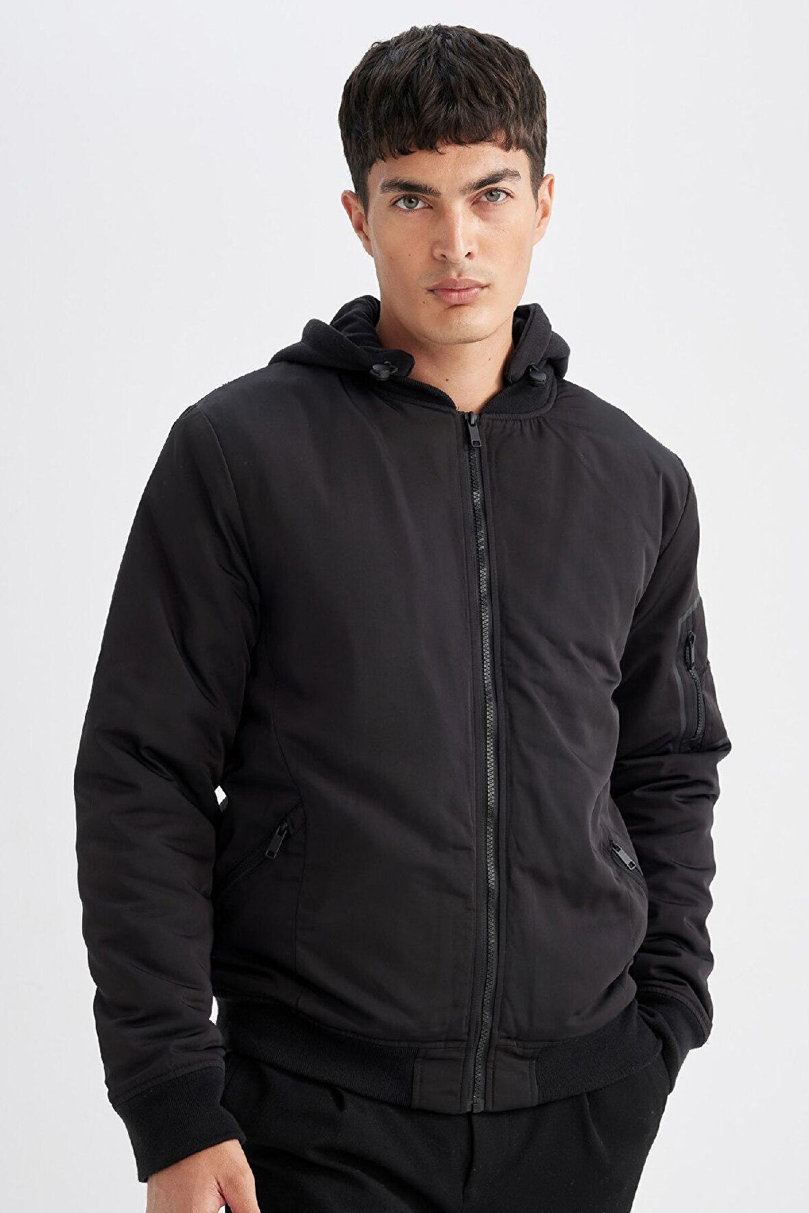 DeFacto Slim Fit Dar Kesim Çıkarılabilir Kapüşonlu Fermuarlı Çift Cepli Mevsimlik Hafif Bomber Mont Ceket C5908AX24WNBK27
