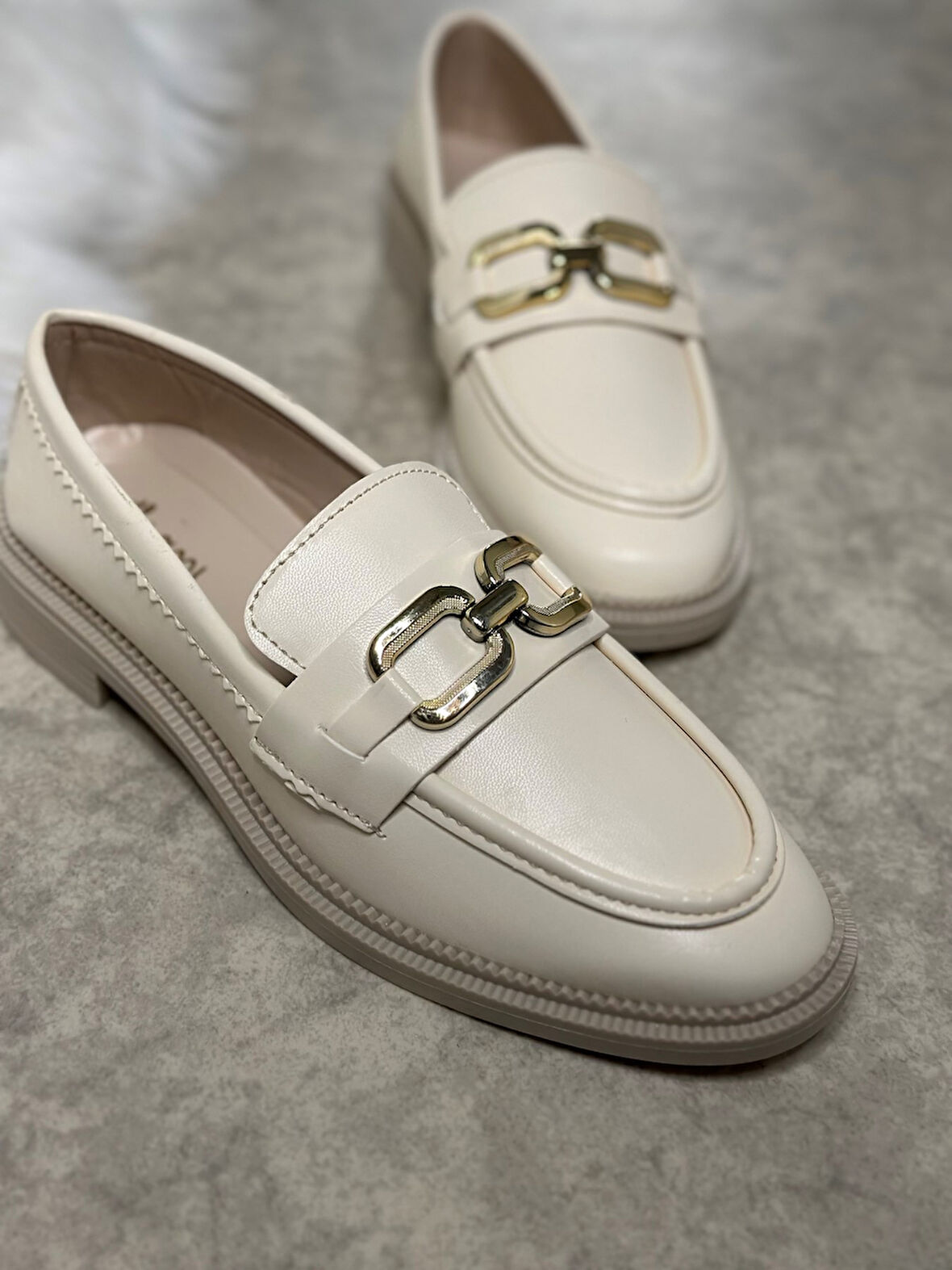 Günlük Kadın Loafer Klasik Alçak Topuklu Desenli Taban Zincirli Oval Burunlu Makosen Ayakkabı 100