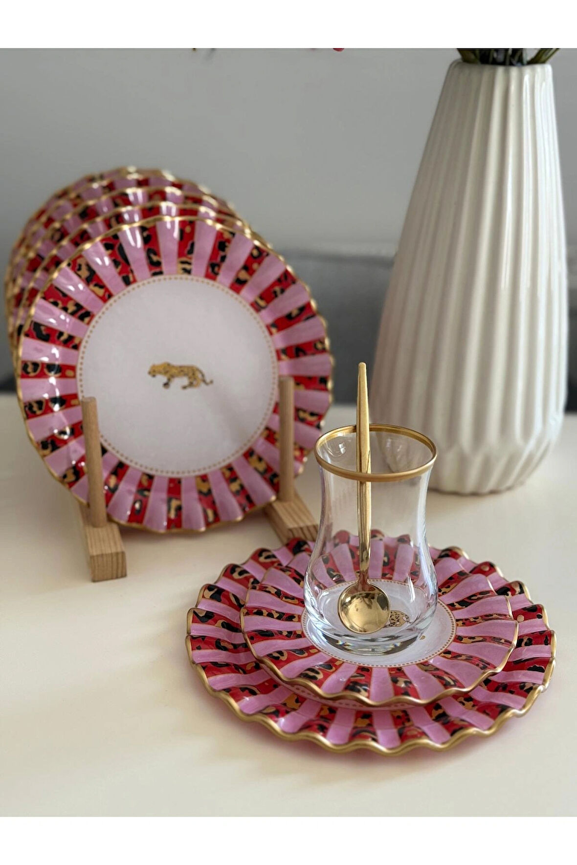 Pembe Leopar 24 parça 6 Kişilik Tatlı Tabaklı Çay Seti