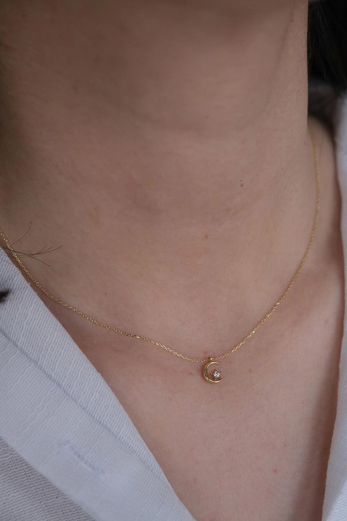 Güzide 14 Ayar Altın Minimal Taşlı Ay Kolye