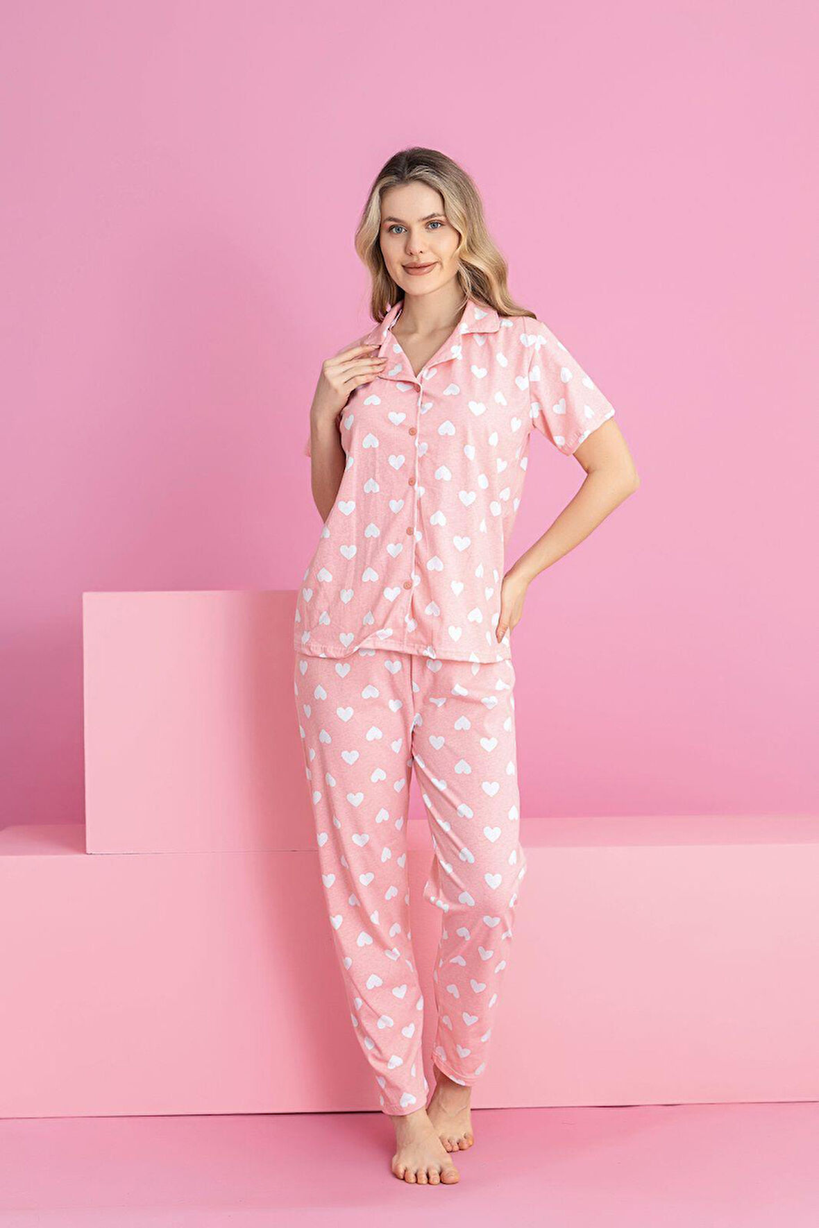 BEYAZ KALPLİ DÜĞMELİ PEMBE PİJAMA TAKIMI